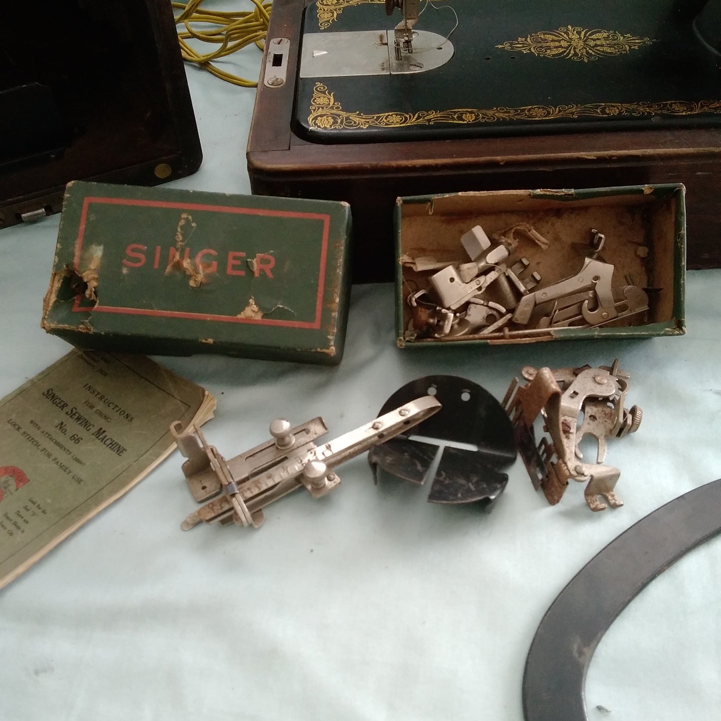 Vintage Singer Sewing Machine Y718527 - NOT WORKING for PARTS ONLY