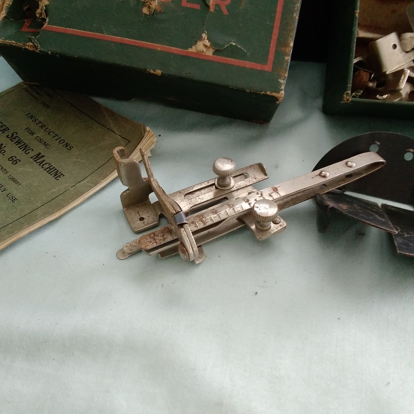 Vintage Singer Sewing Machine Y718527 - NOT WORKING for PARTS ONLY