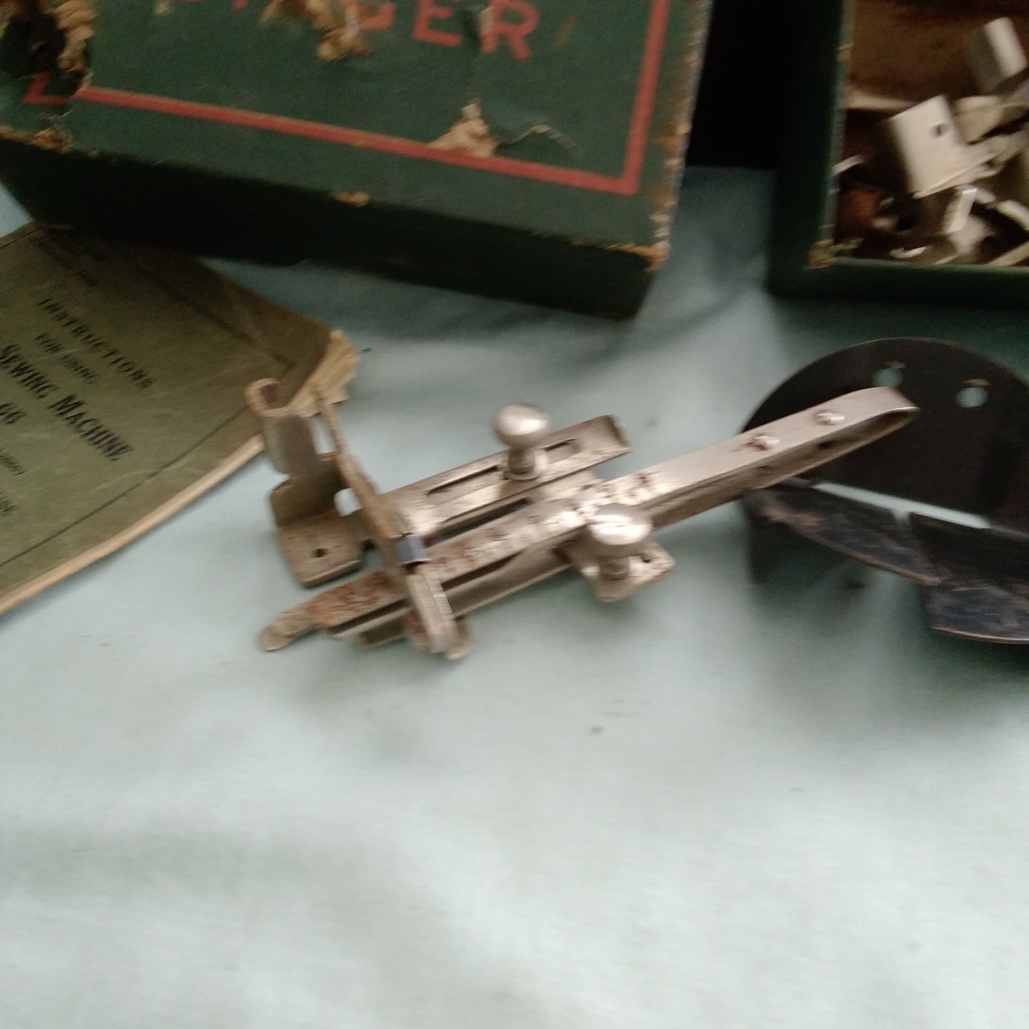 Vintage Singer Sewing Machine Y718527 - NOT WORKING for PARTS ONLY