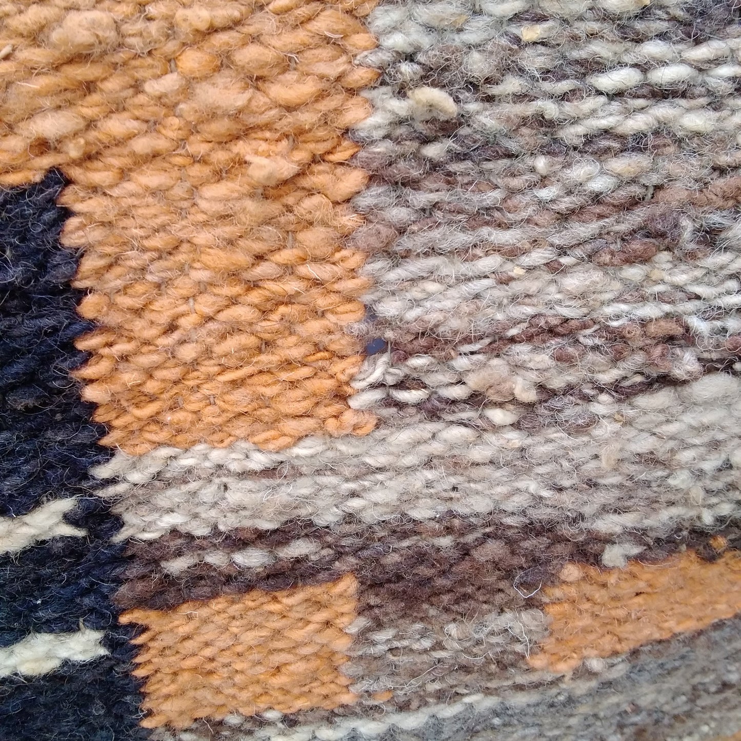 Handmade 100% Wool Rug made in Peru - Size: 4'x5'6"
