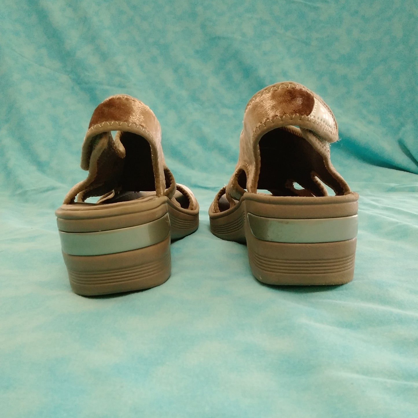 Bzees Drama Wedge Sandals - Size: 7.5