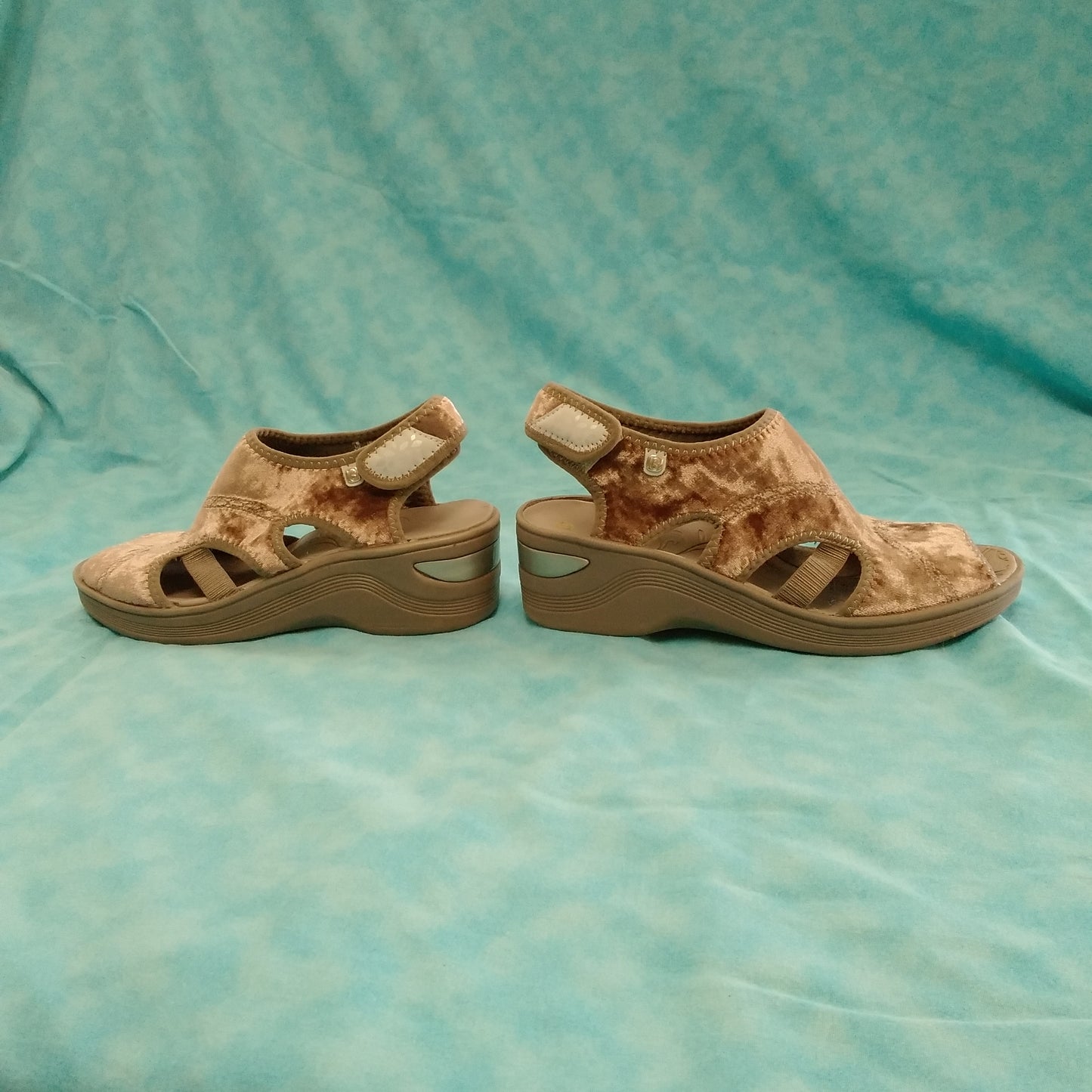 Bzees Drama Wedge Sandals - Size: 7.5