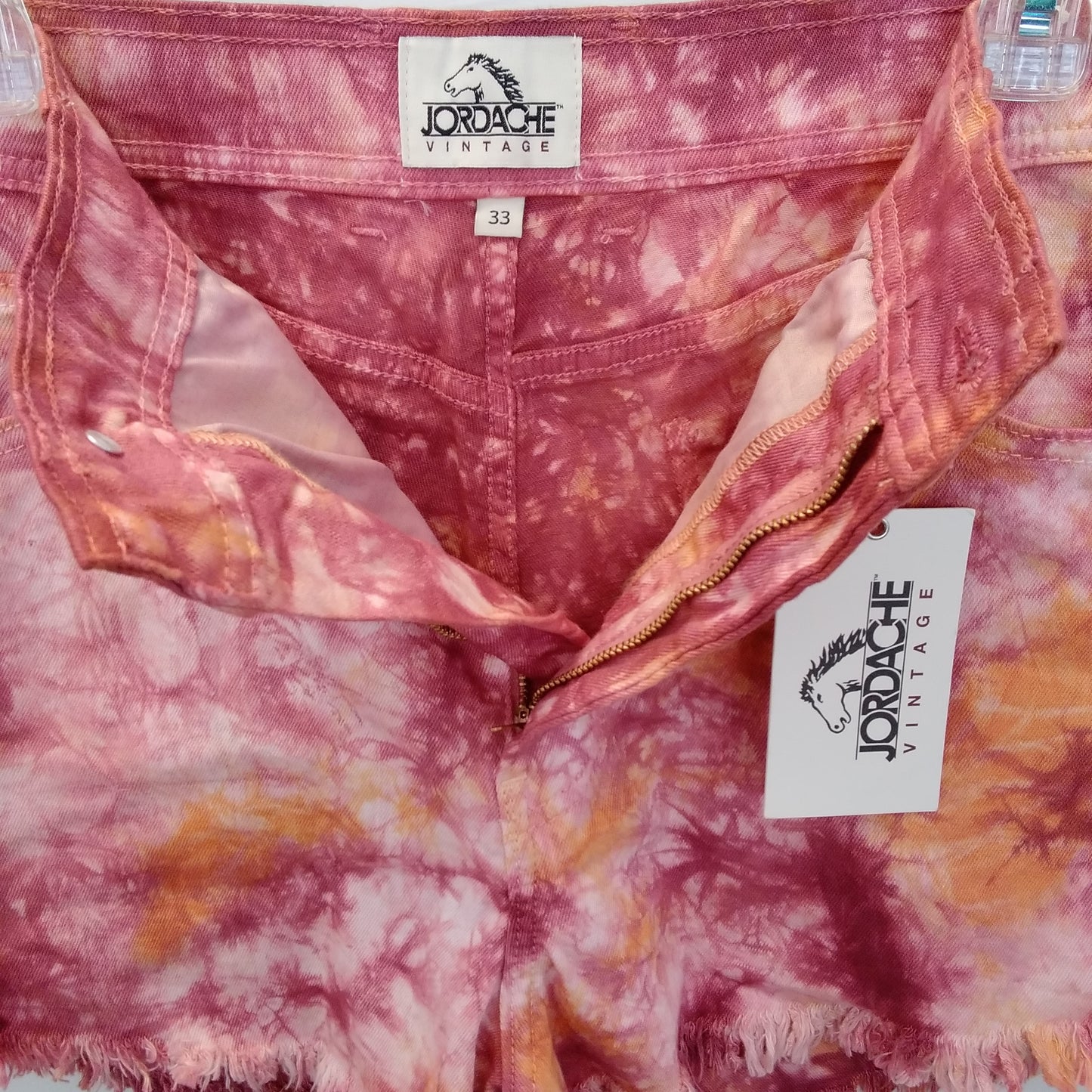 NWT - Jordache Chloe High-Rise Vintage Fray Desert Dye Shorts - Size: 33