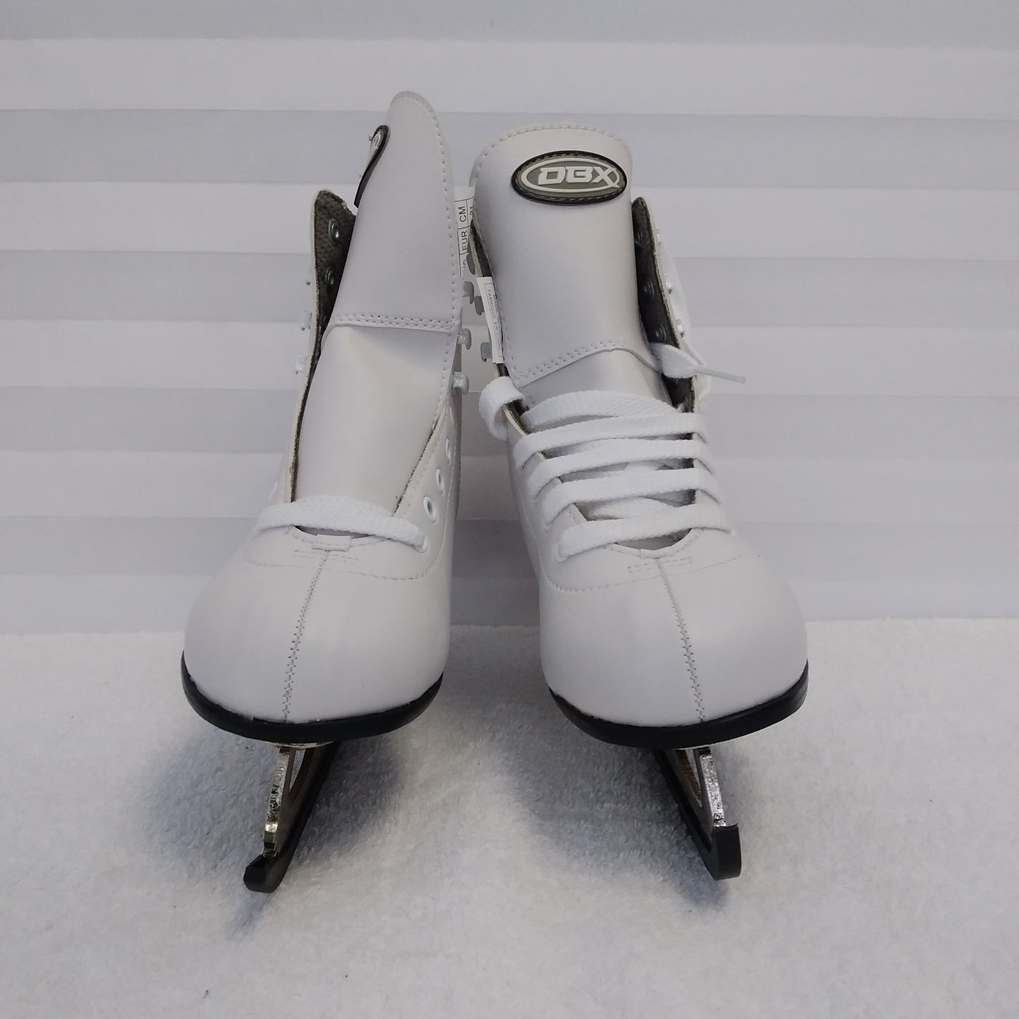 NIB - DBX Youth Series 1100 White Traditional Ice Skates - Size: 2