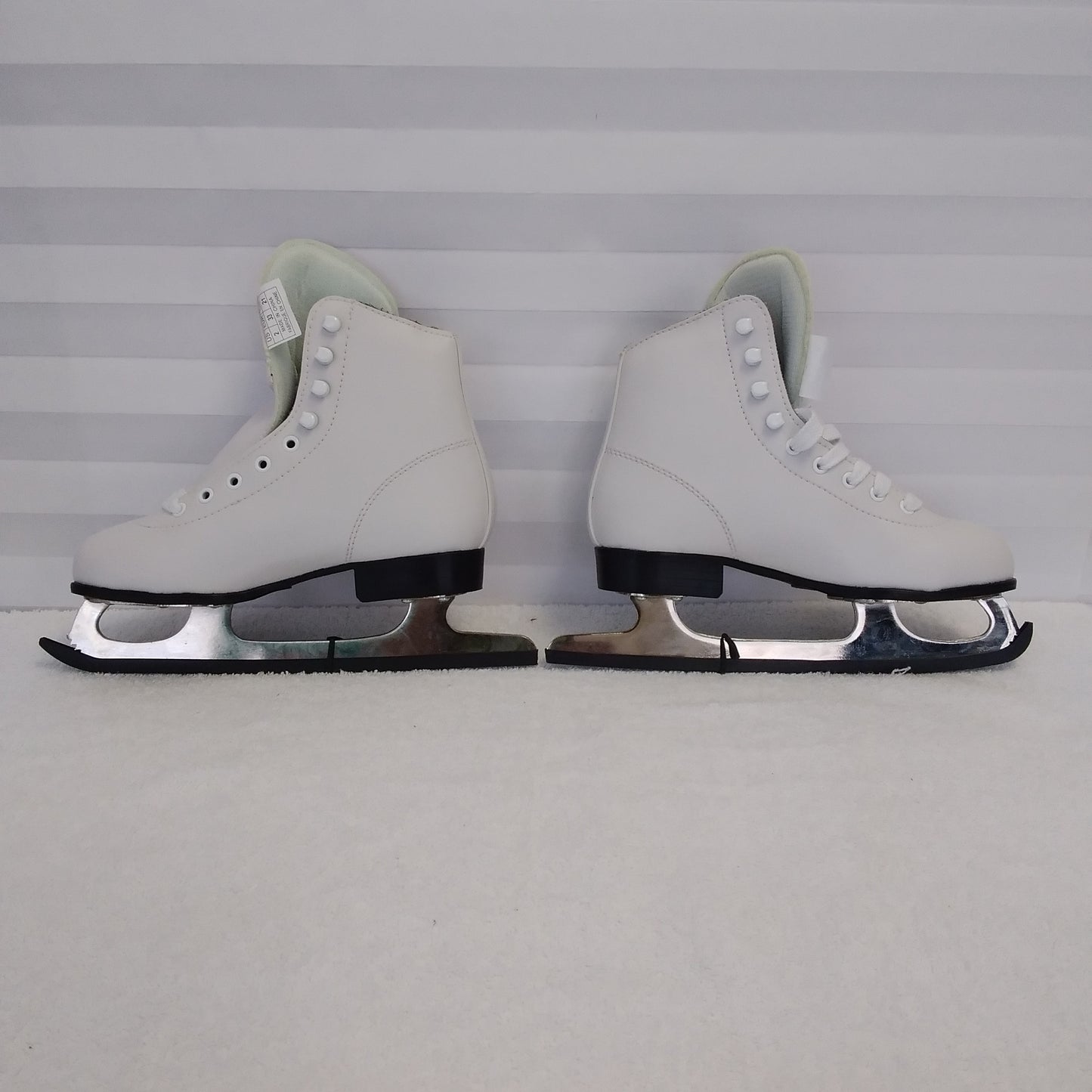 NIB - DBX Youth Series 1100 White Traditional Ice Skates - Size: 2