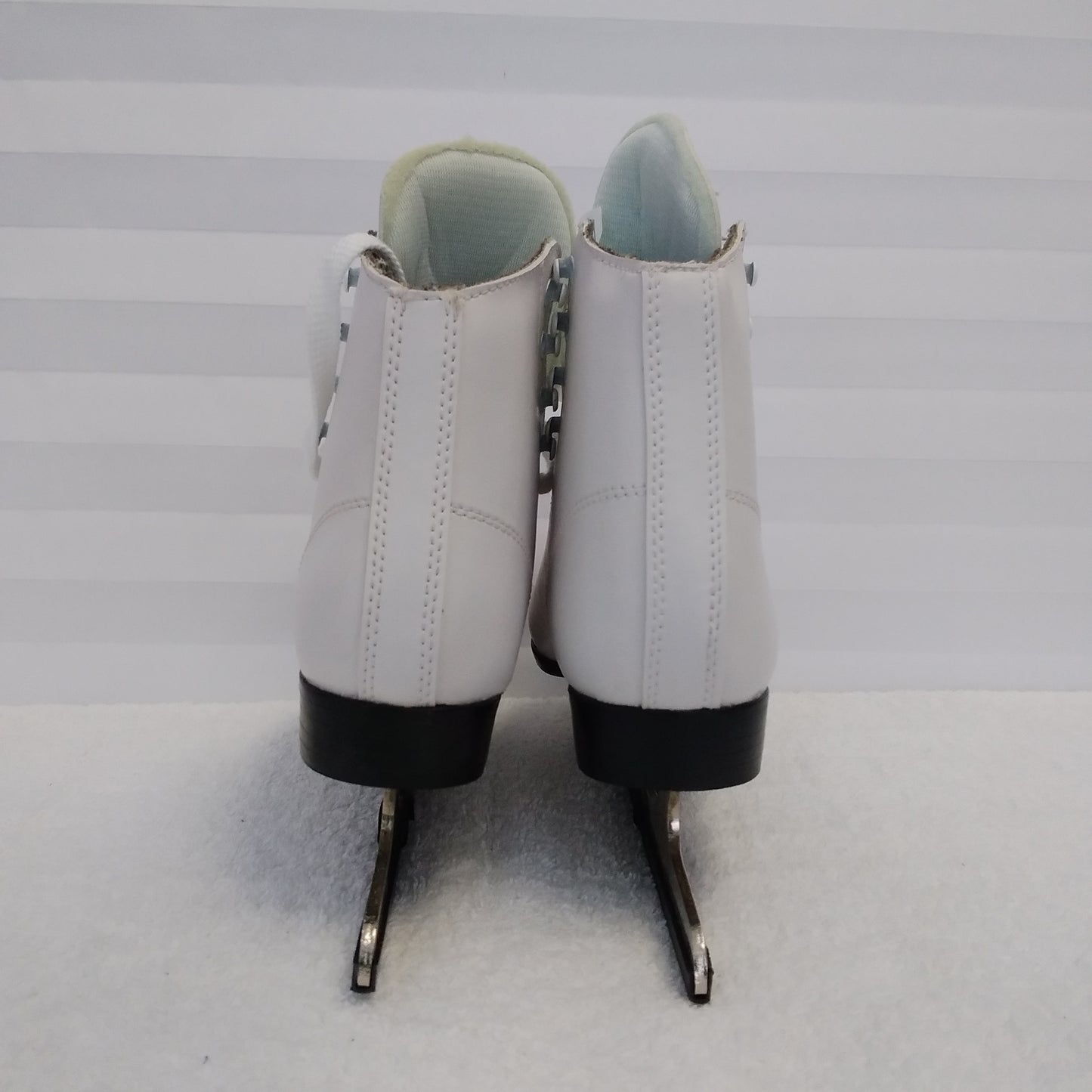 NIB - DBX Youth Series 1100 White Traditional Ice Skates - Size: 2