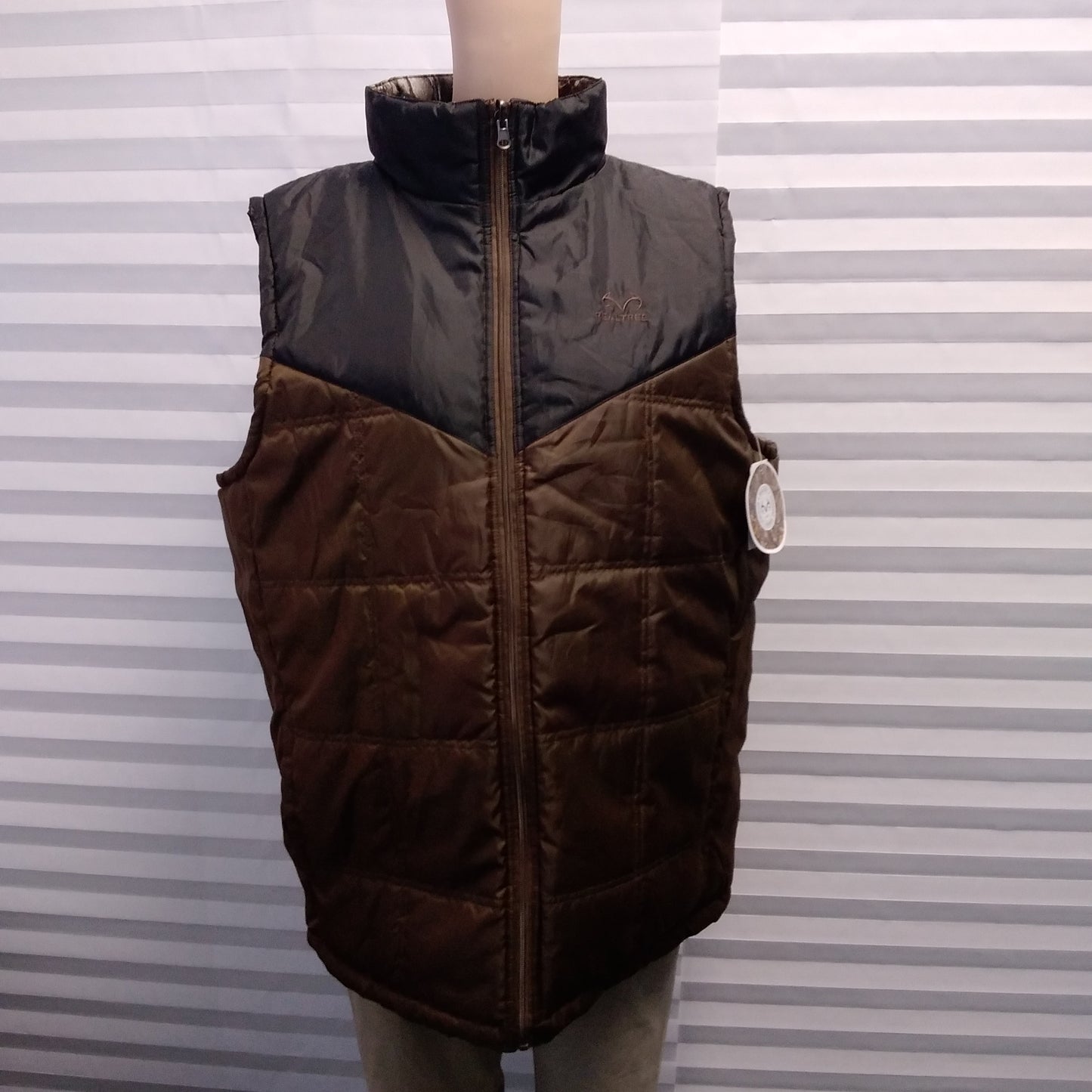 NWT - Realtree bark midnight camo Quilted Reversible Vest - L