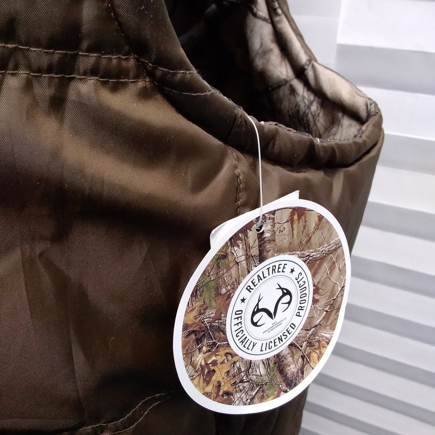 NWT - Realtree bark midnight camo Quilted Reversible Vest - L