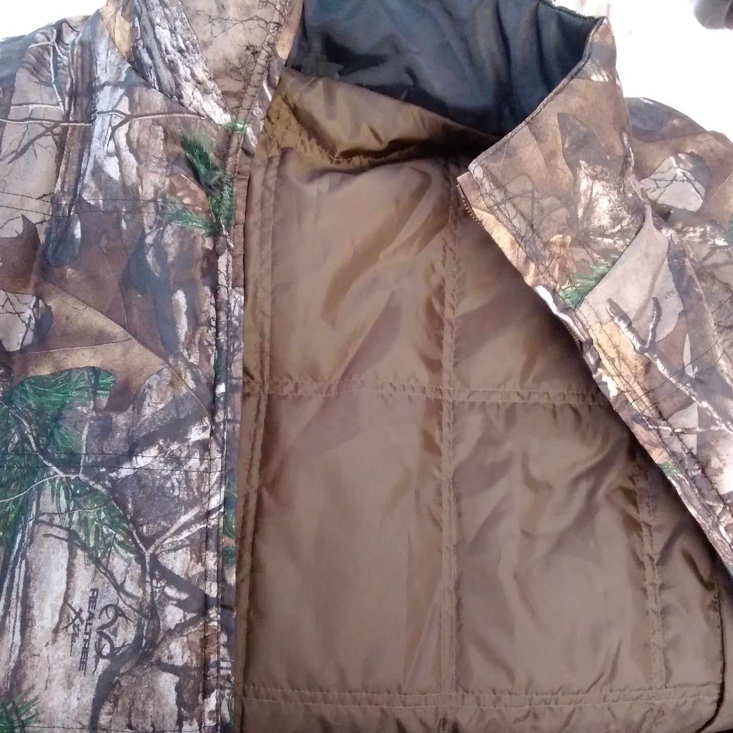 NWT - Realtree bark midnight camo Quilted Reversible Vest - L