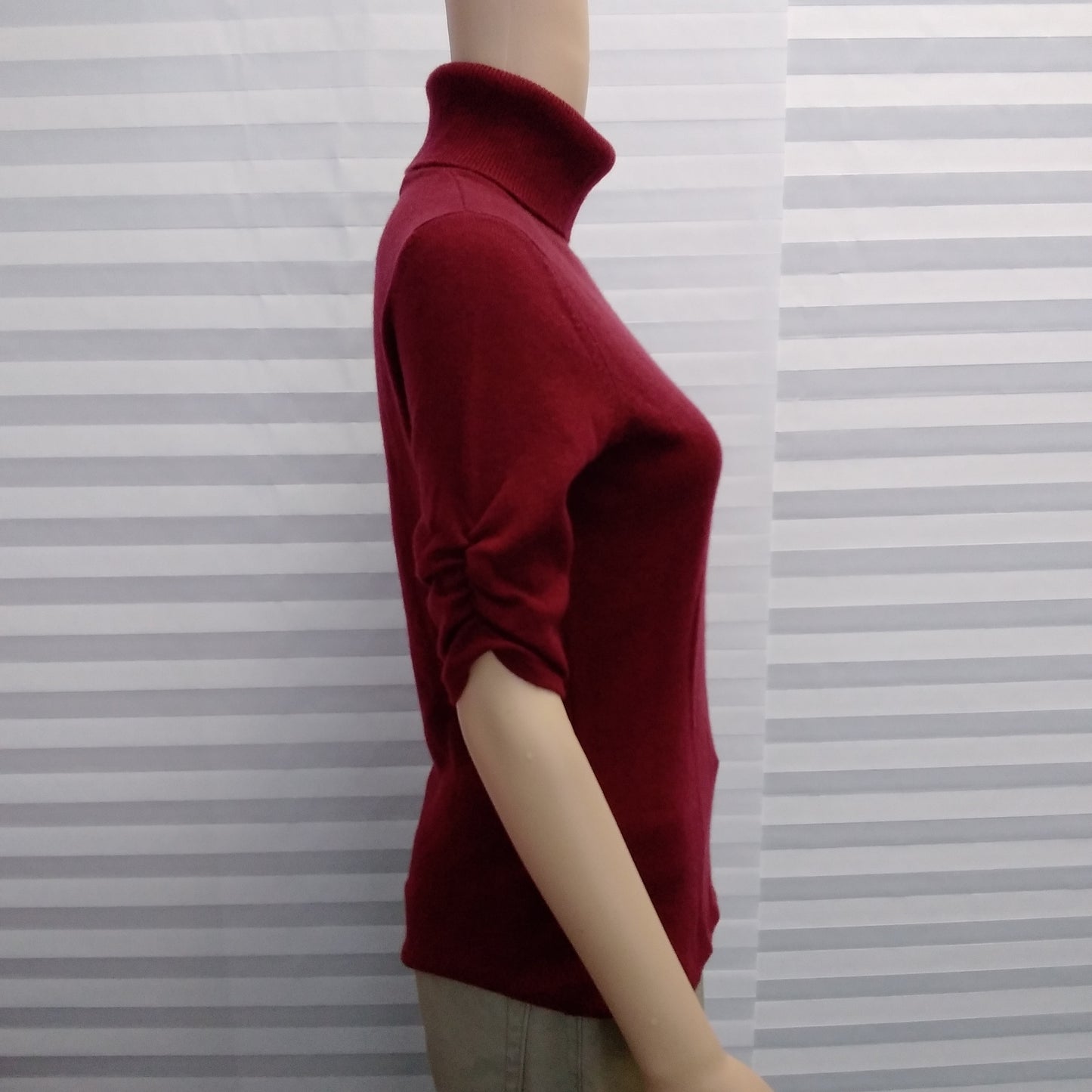 Neiman Marcus Cashmere Collection Plumb Turtle Neck Sweater - Size: M