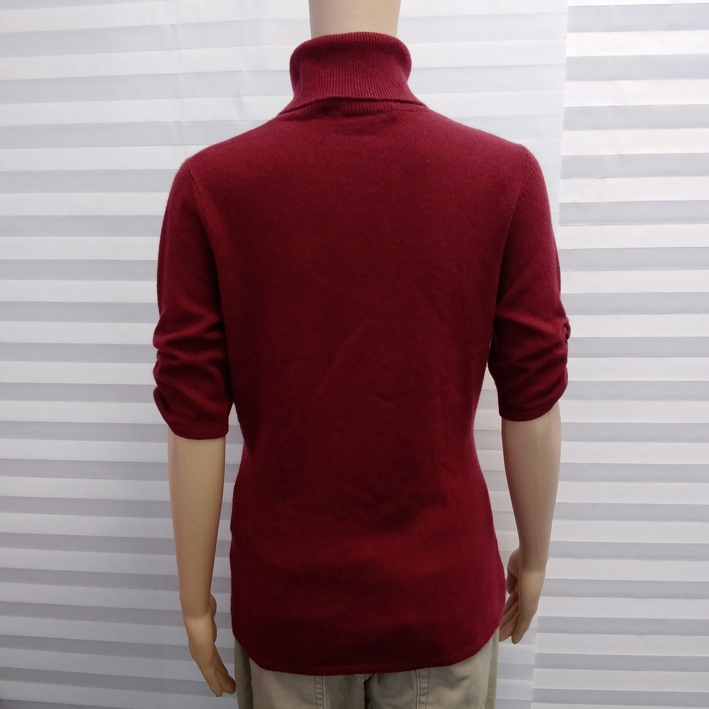 Neiman Marcus Cashmere Collection Plumb Turtle Neck Sweater - Size: M