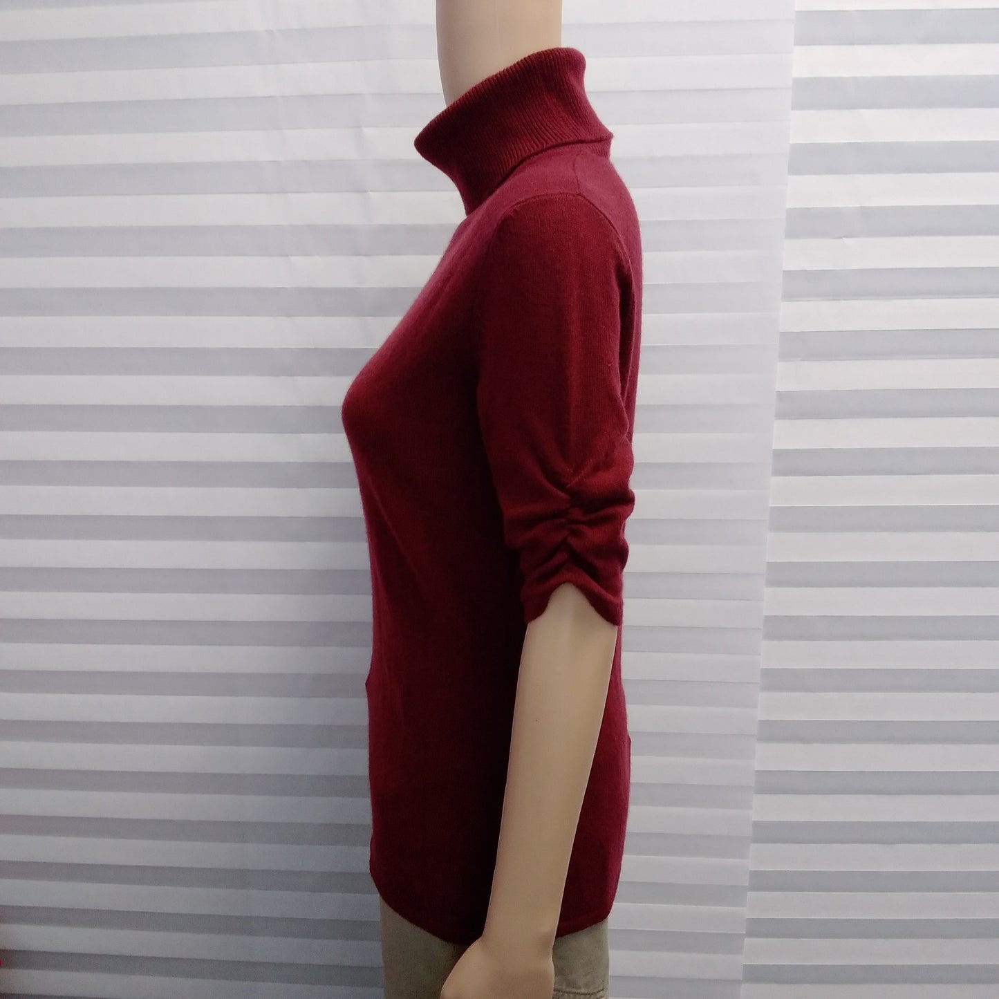 Neiman Marcus Cashmere Collection Plumb Turtle Neck Sweater - Size: M