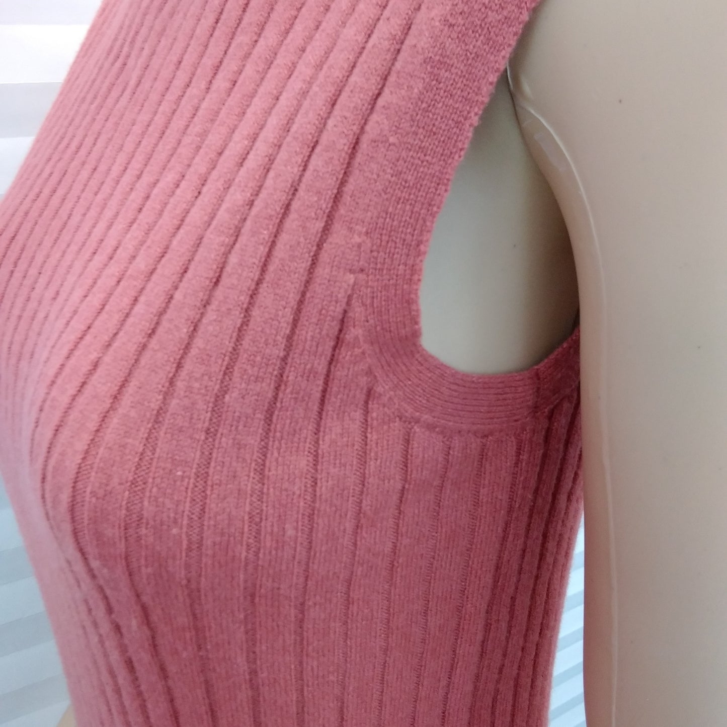 Lafayette 148 salmon pink Cashmere Ribbed Sleeveless Mock Neck Sweater - S