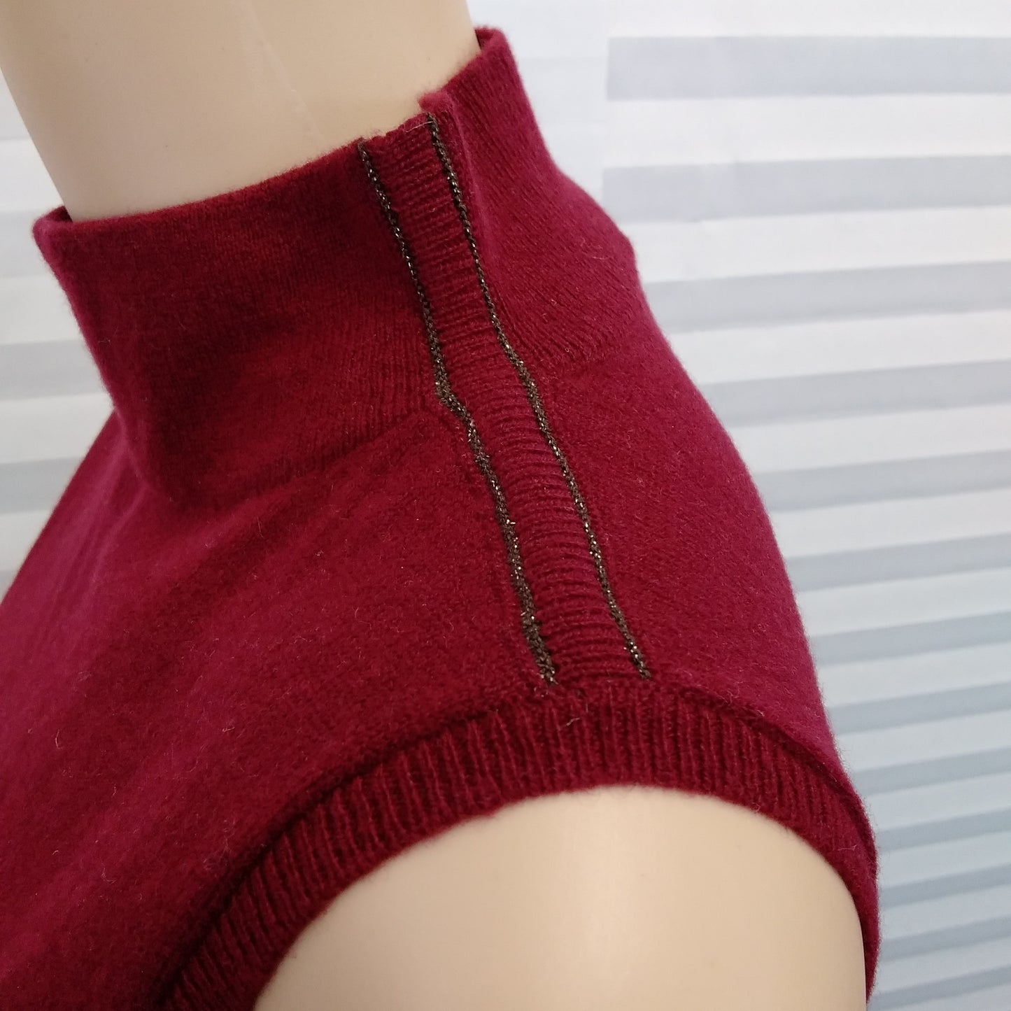 Lafayette 148 Burgundy Sleeveless Mock Neck Cashmere Sweater - Size: S