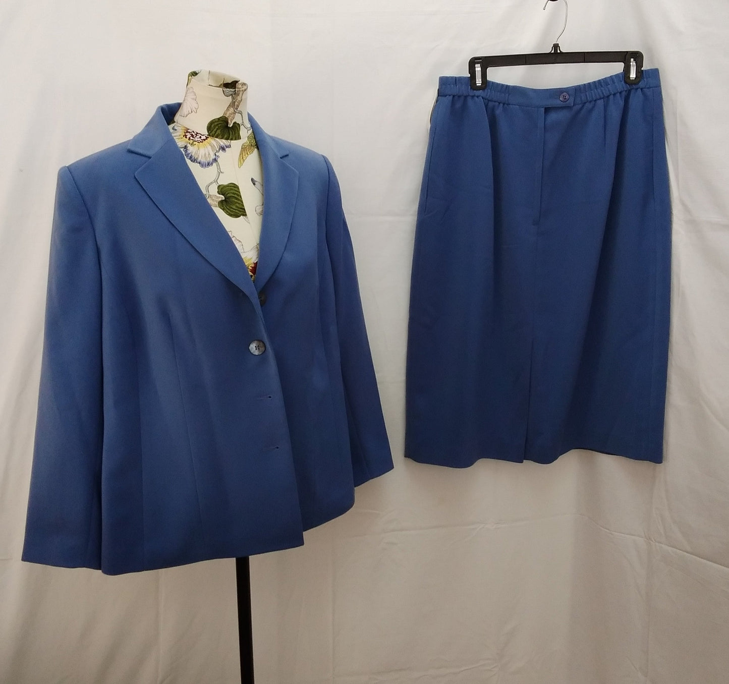 NWT -- Le Suit Light Blue Skirt Suit -- Size 14