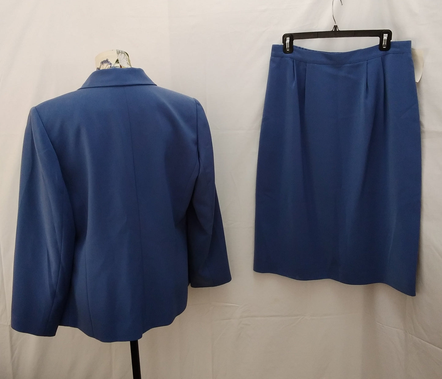 NWT -- Le Suit Light Blue Skirt Suit -- Size 14