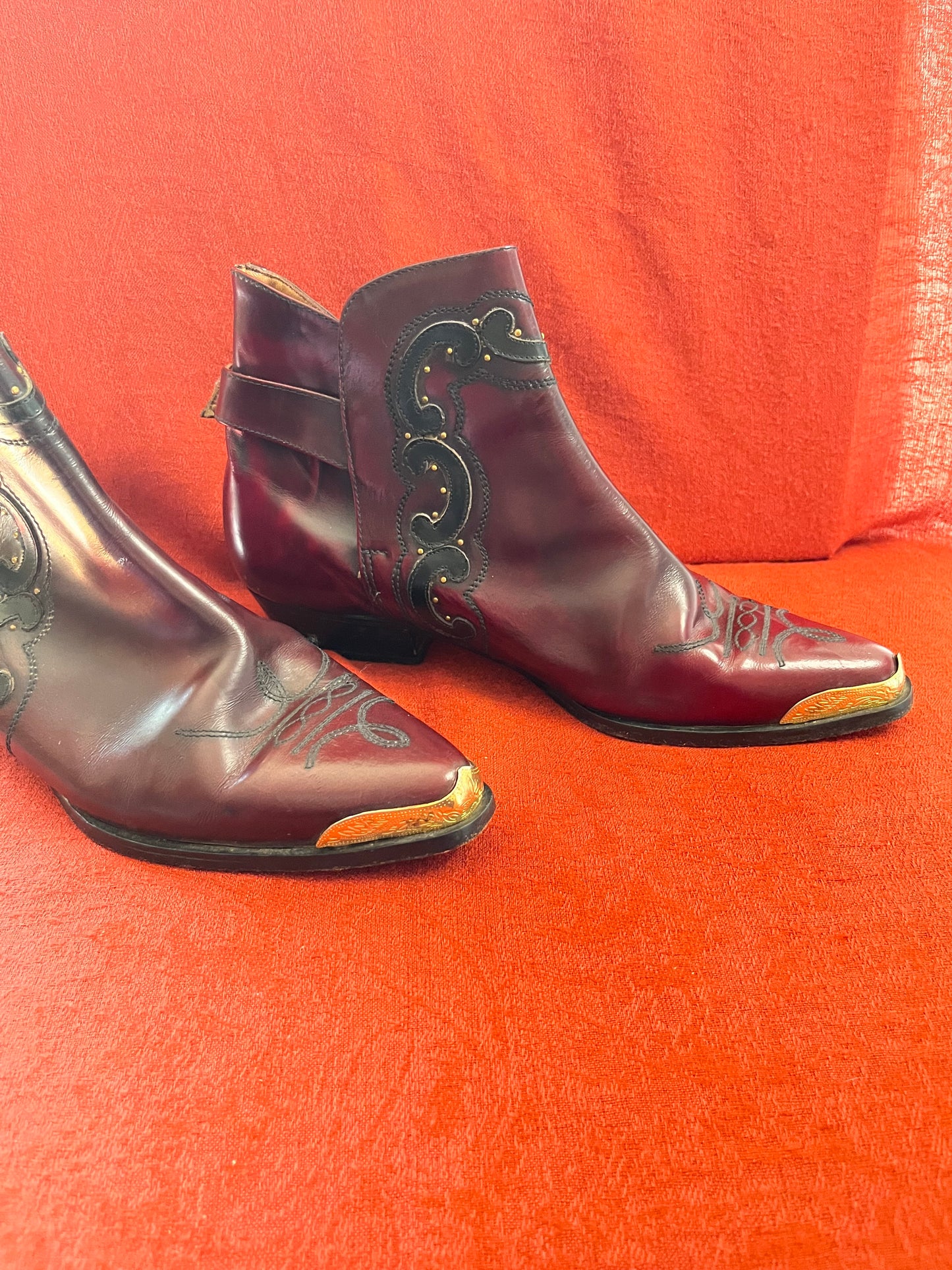 Pollini Hecho En Chilé Burgundy Leather Ankle Boots with Gold Tone Accents Size 39.5 (9 US)