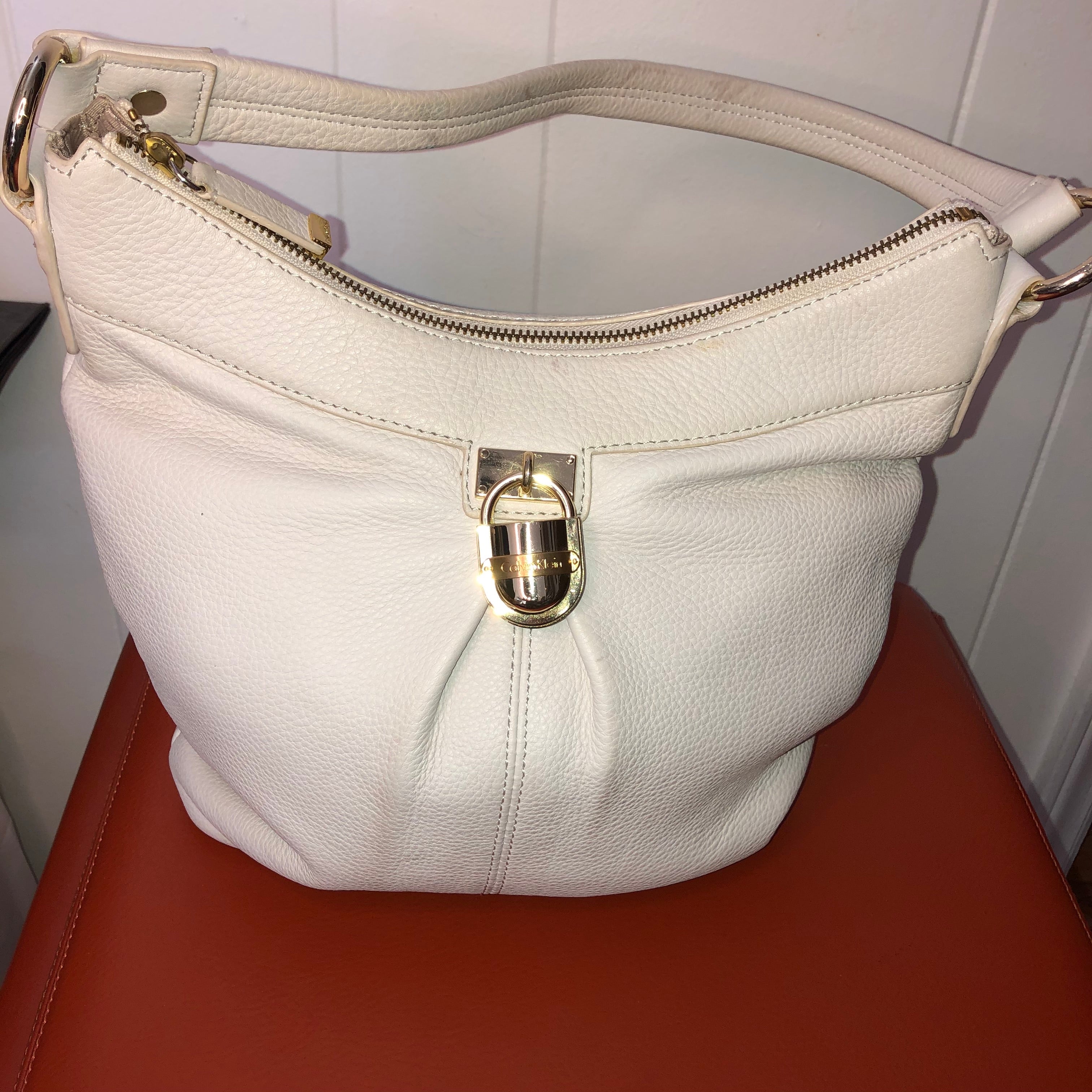 Calvin Klein Cream Leather Handbag –