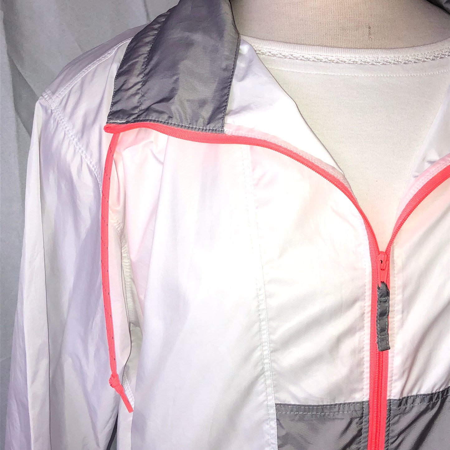 Columbia White Color-Blocked Lightweight Windbreaker - M