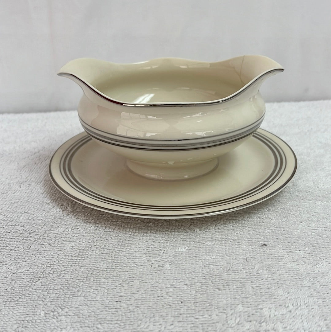 VTG - Gravy Boat w/ Attached Underplate in Nimbus Platinum by Syracuse China