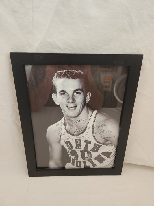 VTG/Rare Signed Photo of UNC Basketball Star #40 Tommy Kearns