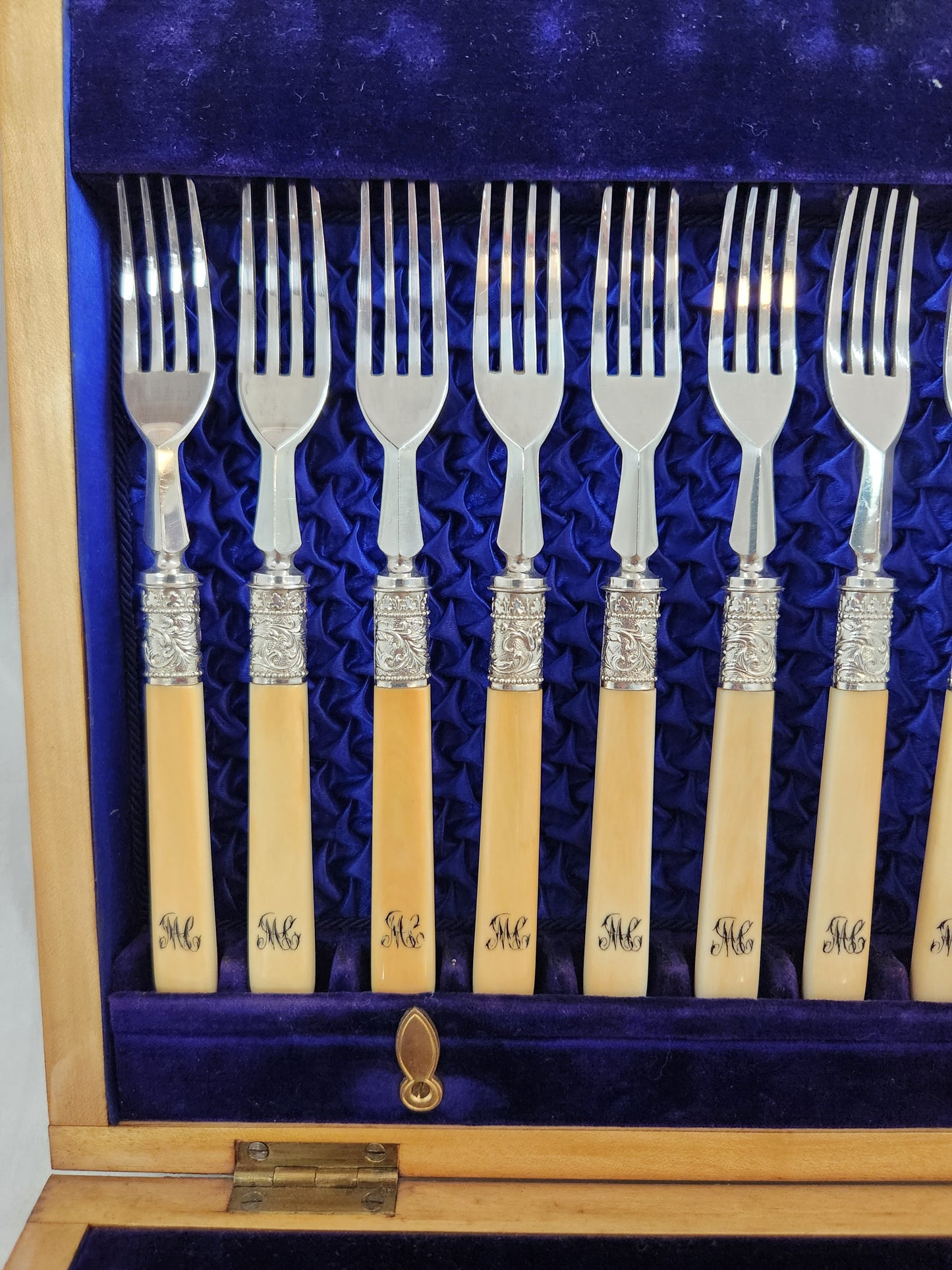 VTG - Silver-plated Faux Bone Knife & Fork Set with Oak Storage Box