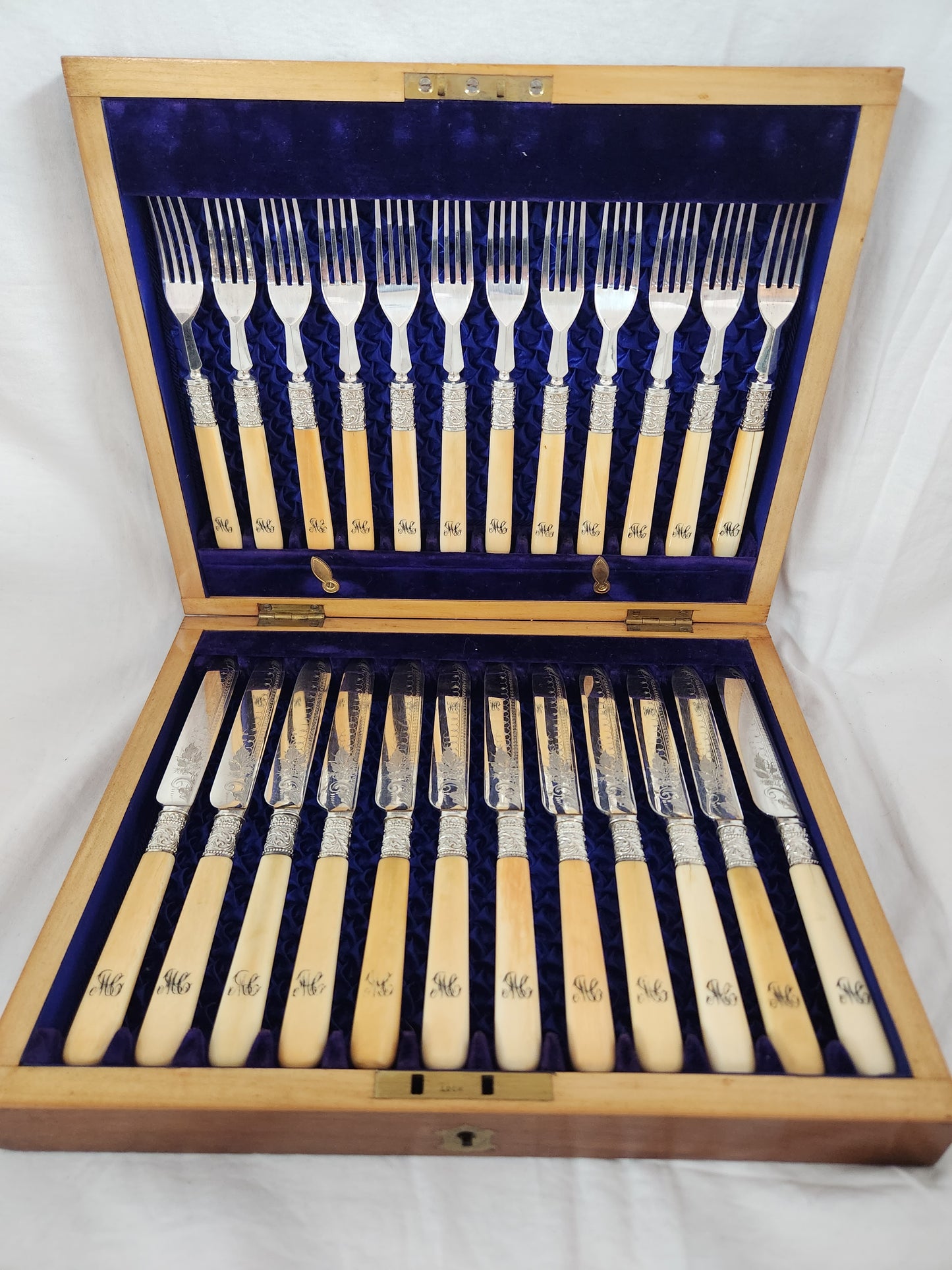 VTG - Silver-plated Faux Bone Knife & Fork Set with Oak Storage Box