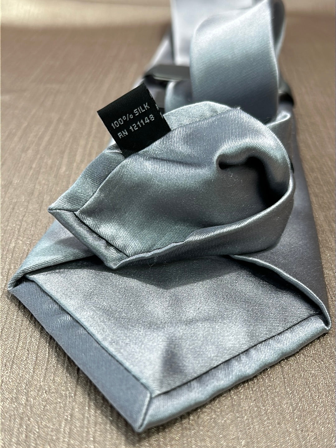 NWT - CALVIN KLEIN silver gray 100% Silk Extra Long Necktie -4" x 63"