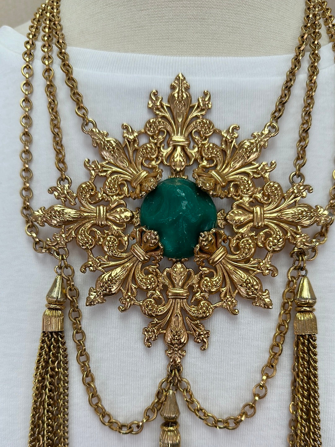 Rare Vintage NAPIER Gold Tone Faux Emerald Fleur de Lis Radiance Medallion Necklace