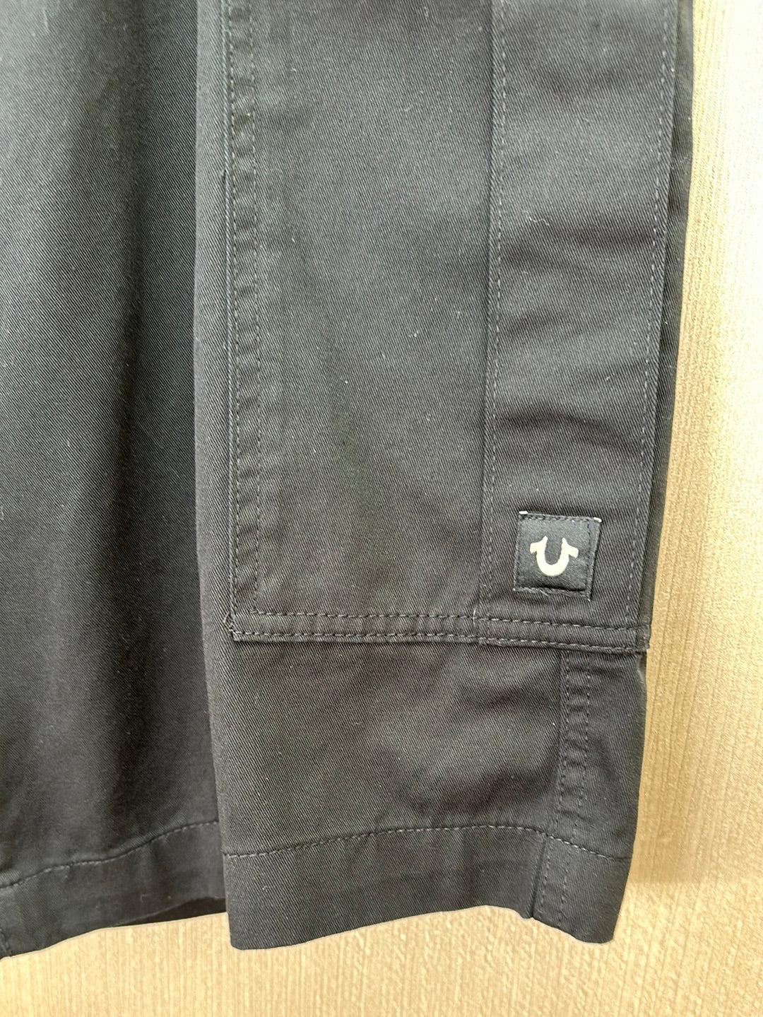 NWT - TRUE RELIGION onyx black 12" Utility Cargo Shorts - 34