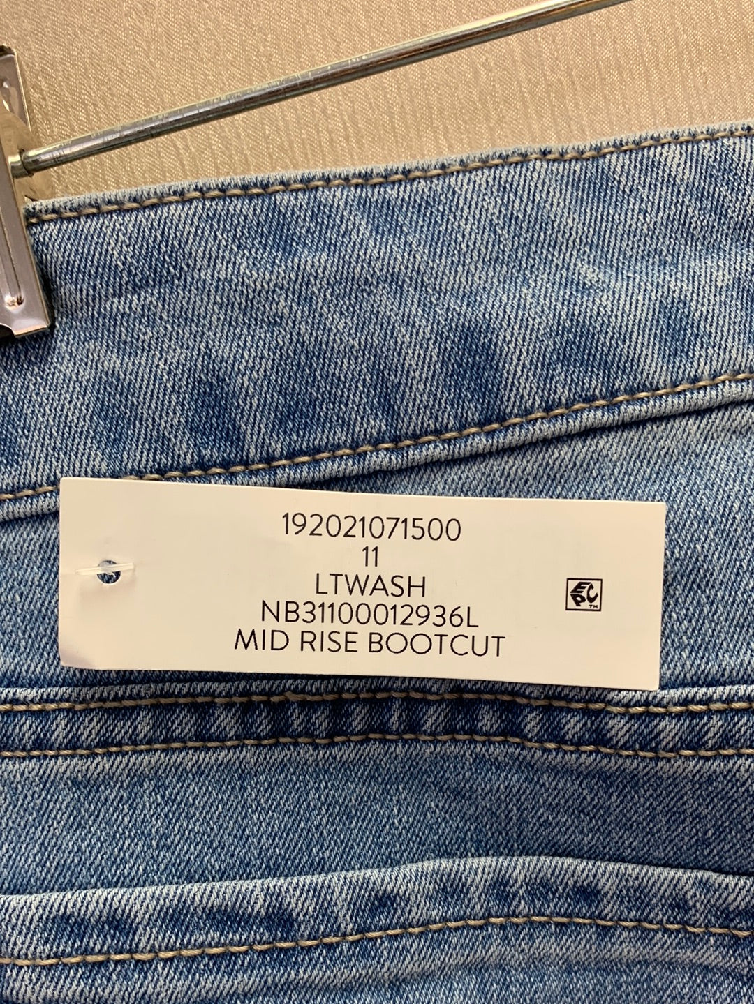 NWT - NOBO NO BOUNDARIES light wash Mid Rise Bootcut Jeans - Juniors 11