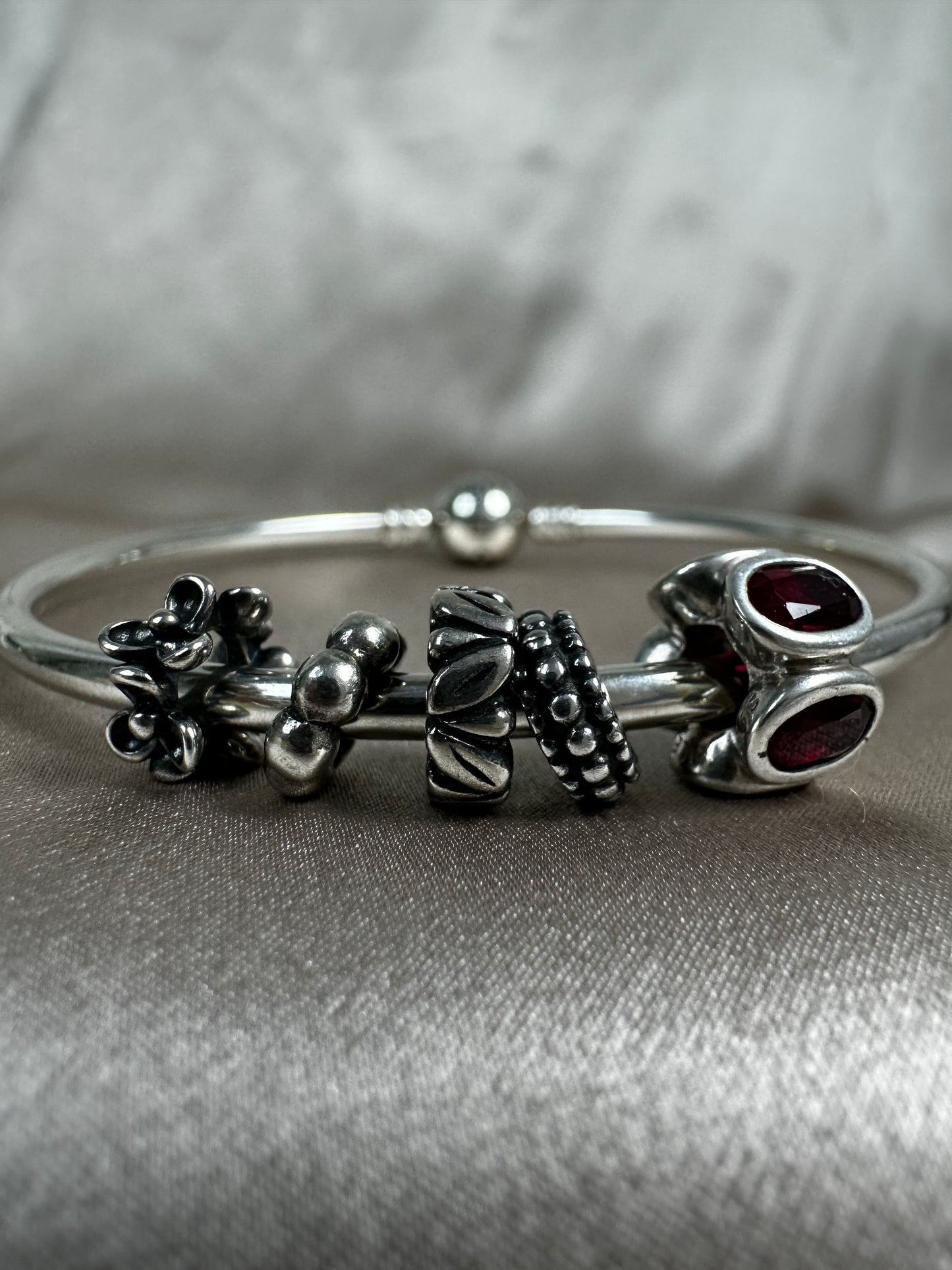 PANDORA MOMENTS 925 ALE 4 Spacers & 1 Ruby Stone Charm Bangle Bracelet