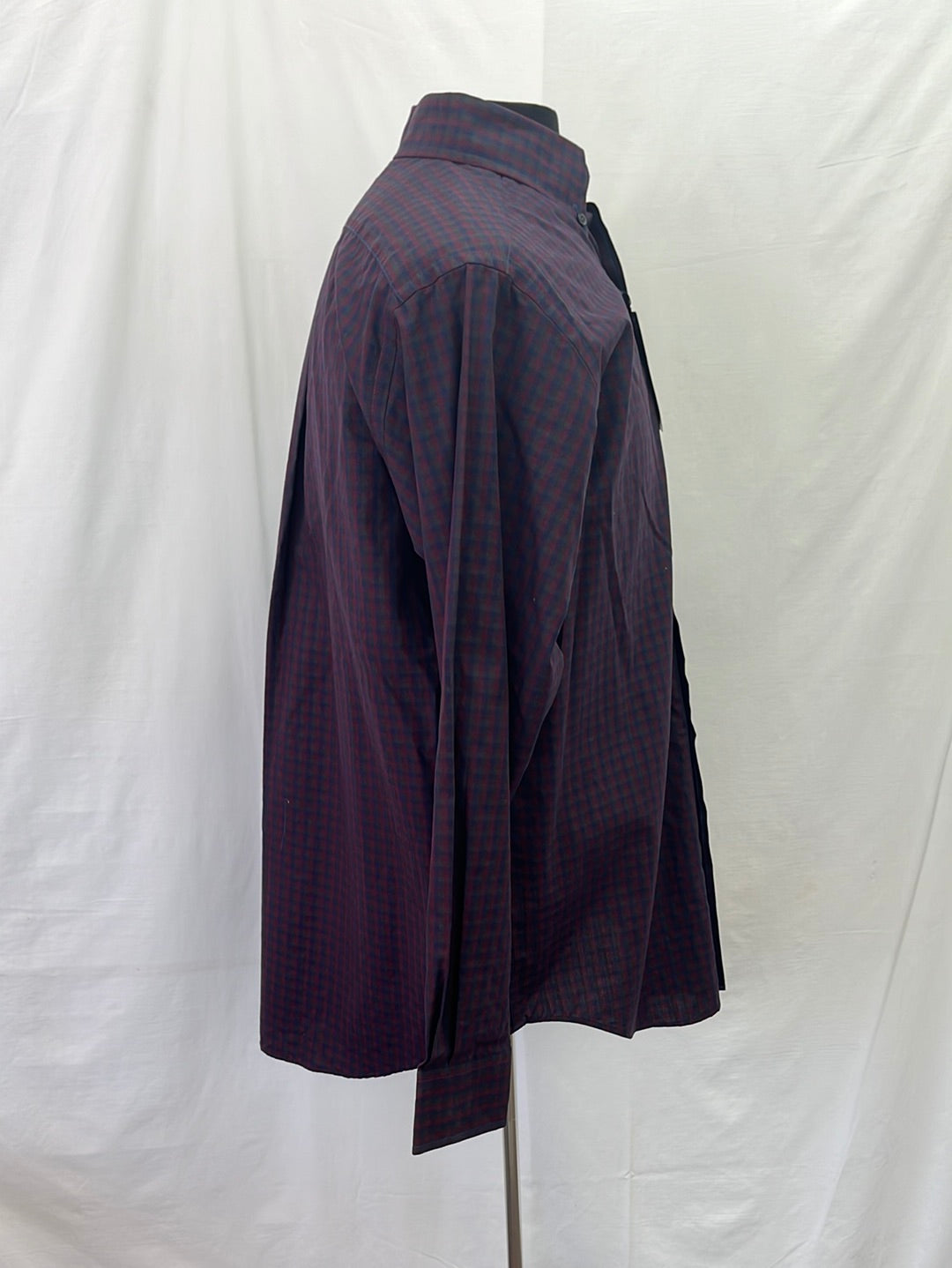 NWT -- ROUNDTREE & YORKE Purple Plaid Button Down Shirt -- Medium