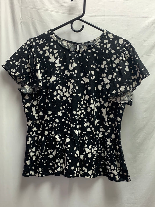 NWT - WHO WHAT WEAR black speckled spots Peplum Flutter Sleeve Top - M