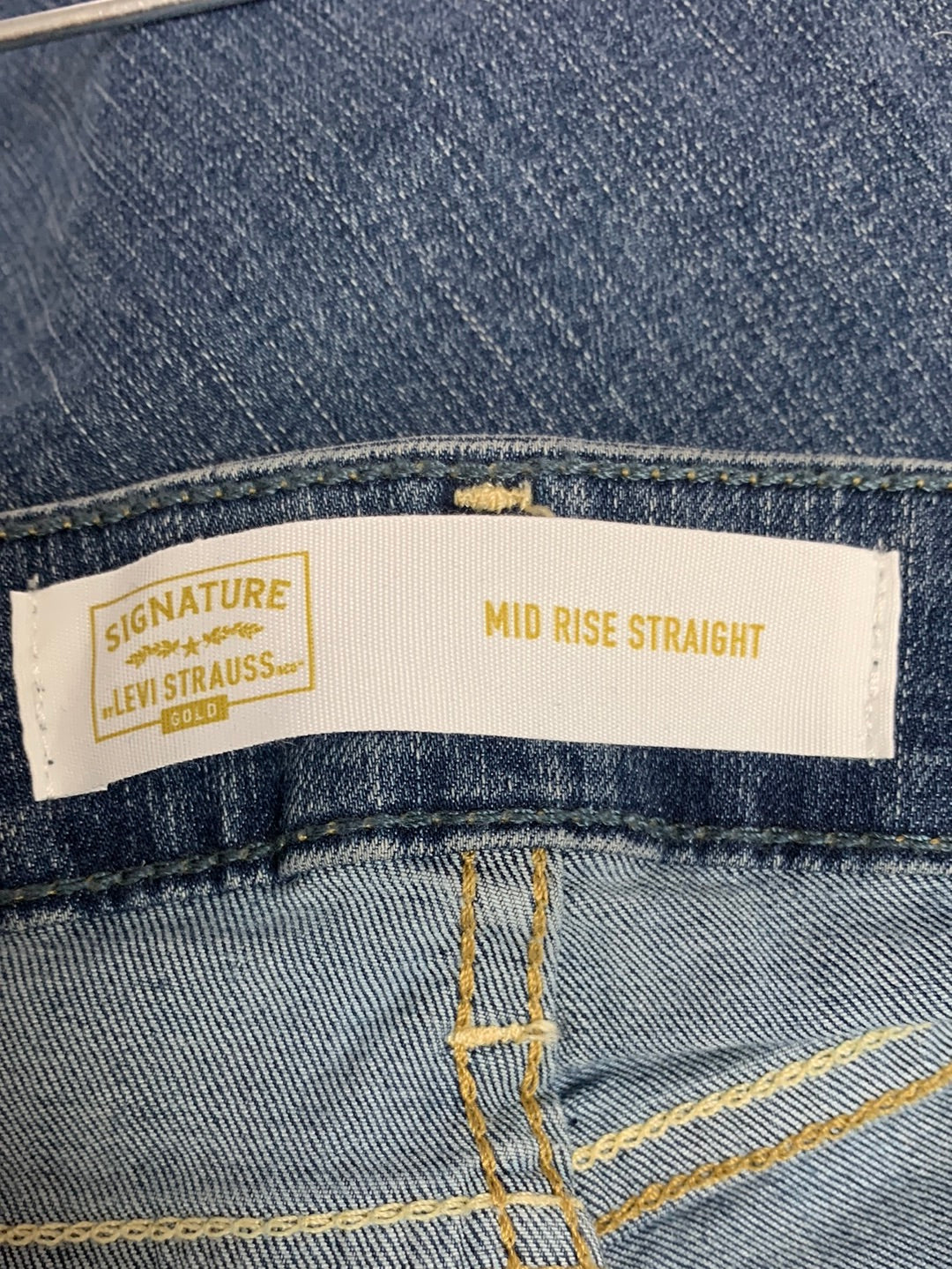 NWT - SIGNATURE LEVI medium wash Simply Stretch Mid Rise Straight Jeans - 18S / W34 L30