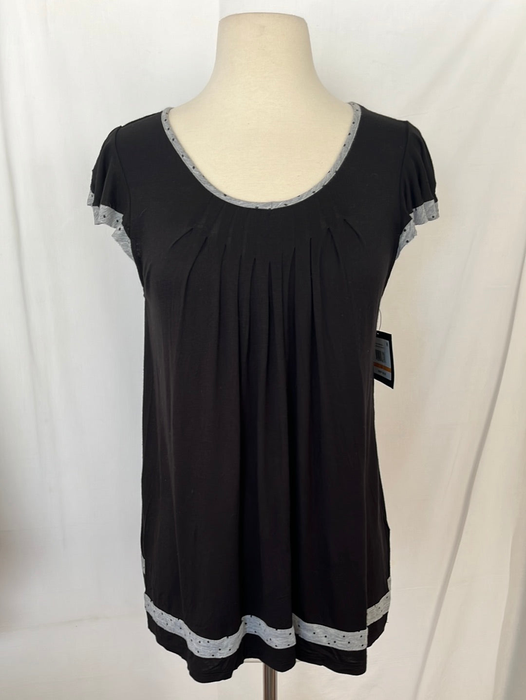 NWT -- Ellen Tracy black gray Polka Dot Trim Flutter Top -- S