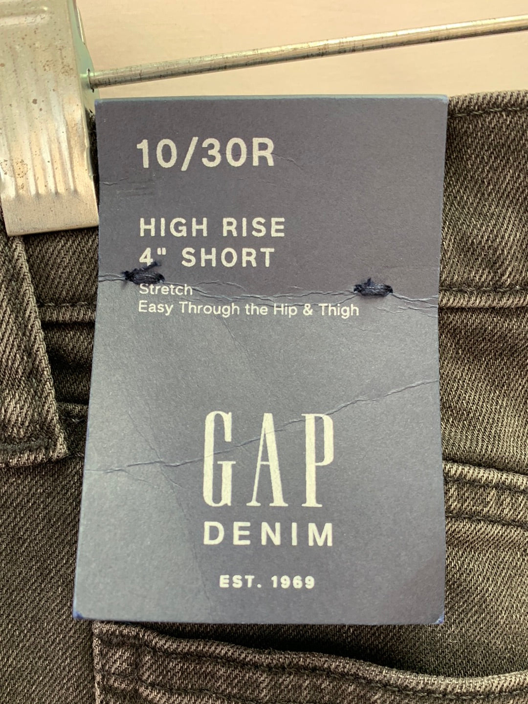 NWT - GAP DENIM black Distressed Cut Off High Rise Stretch 4" Short - Size 10 / 30R