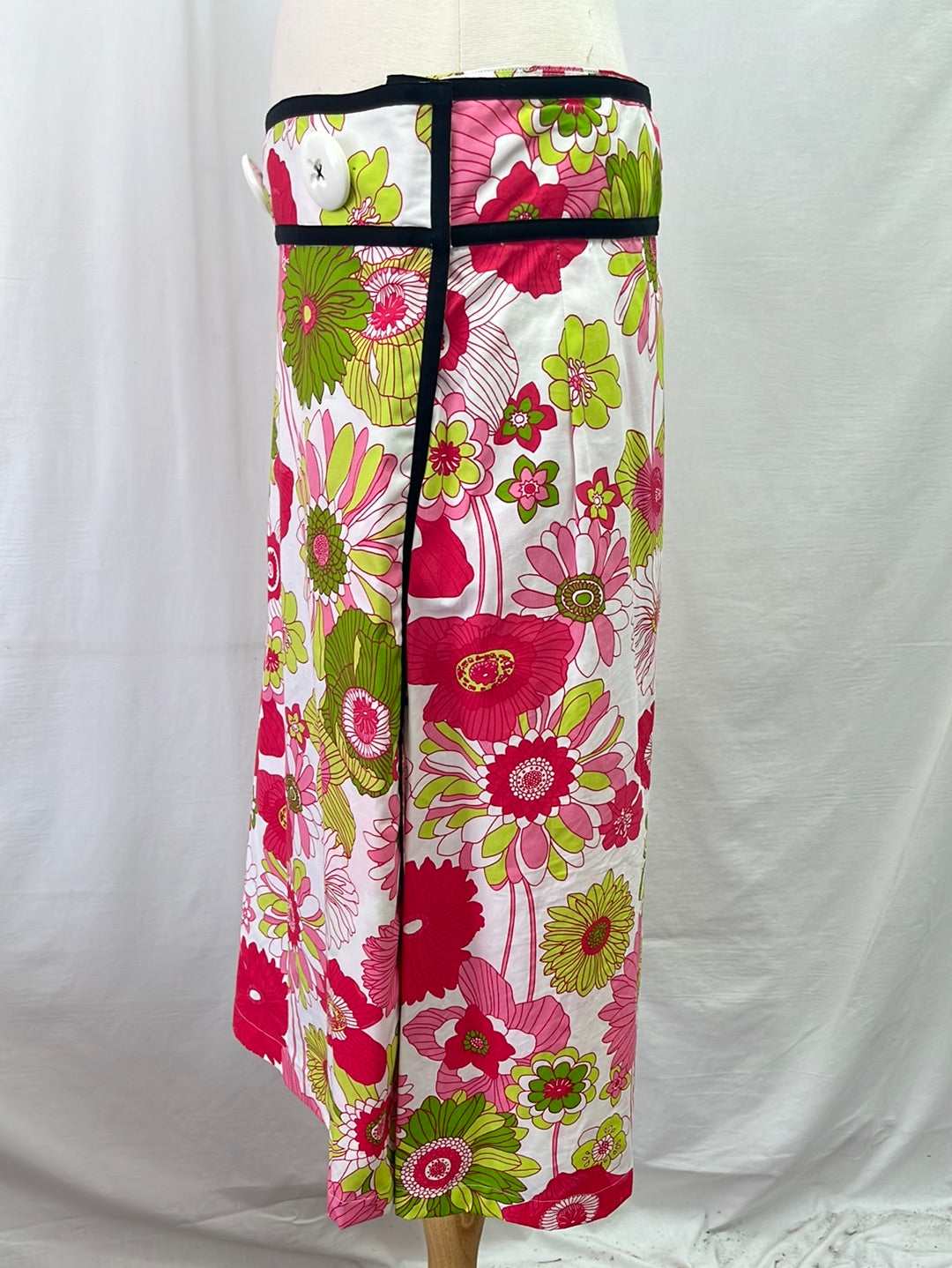 VTG -- LIZ LOGIE Pink Floral Flared Wrap Skirt with Oversized Buttons -- Size 12