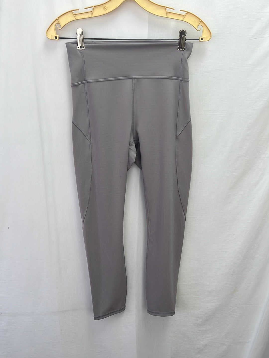 LULULEMON Grey Yoga Pants/Leggings with Back Inside Pocket -- Size 6