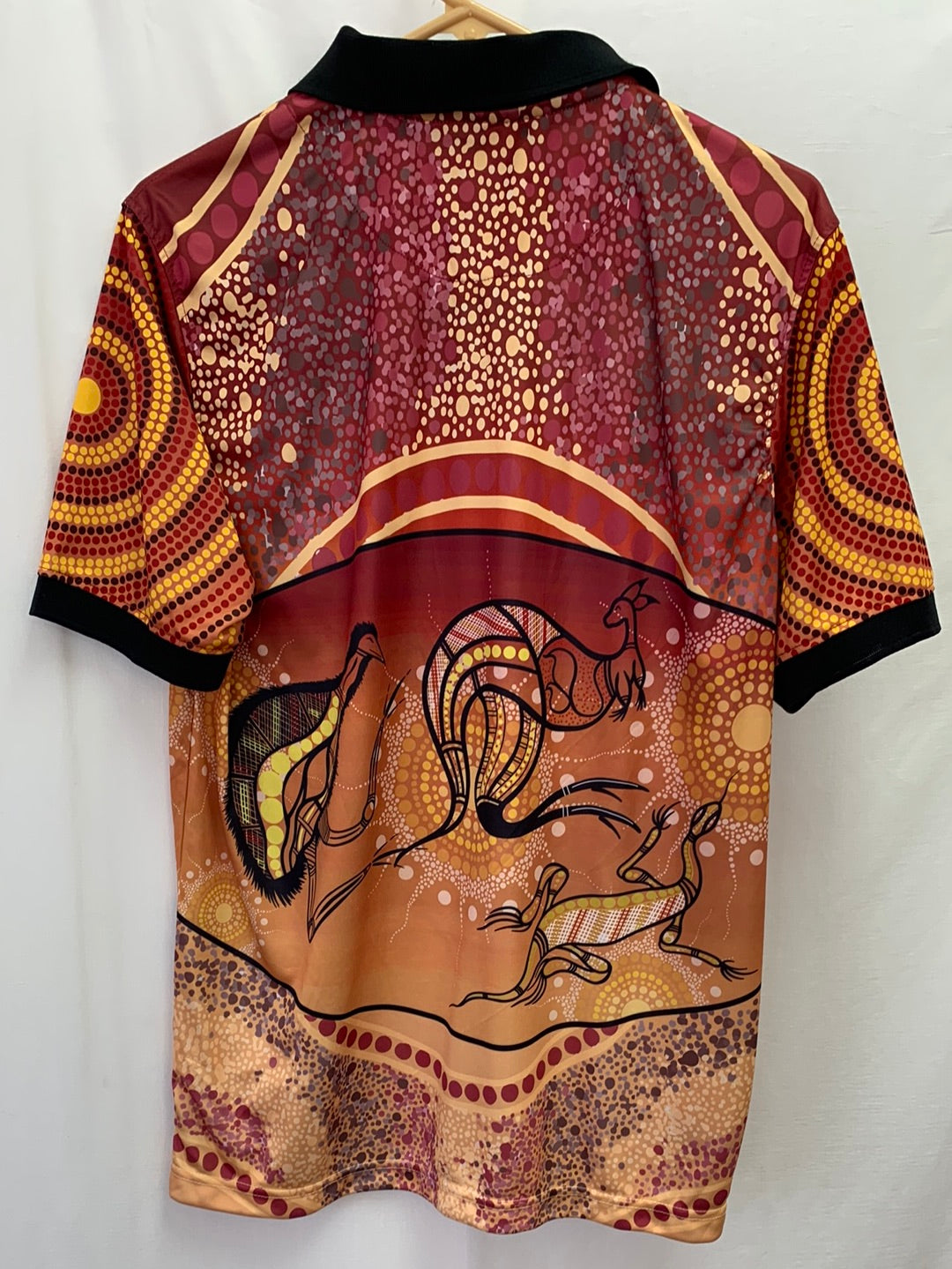 NWT - GUMARAA ABORIGINAL EXPERIENCE red print Indigenous 3 Totems Polo Shirt - Small