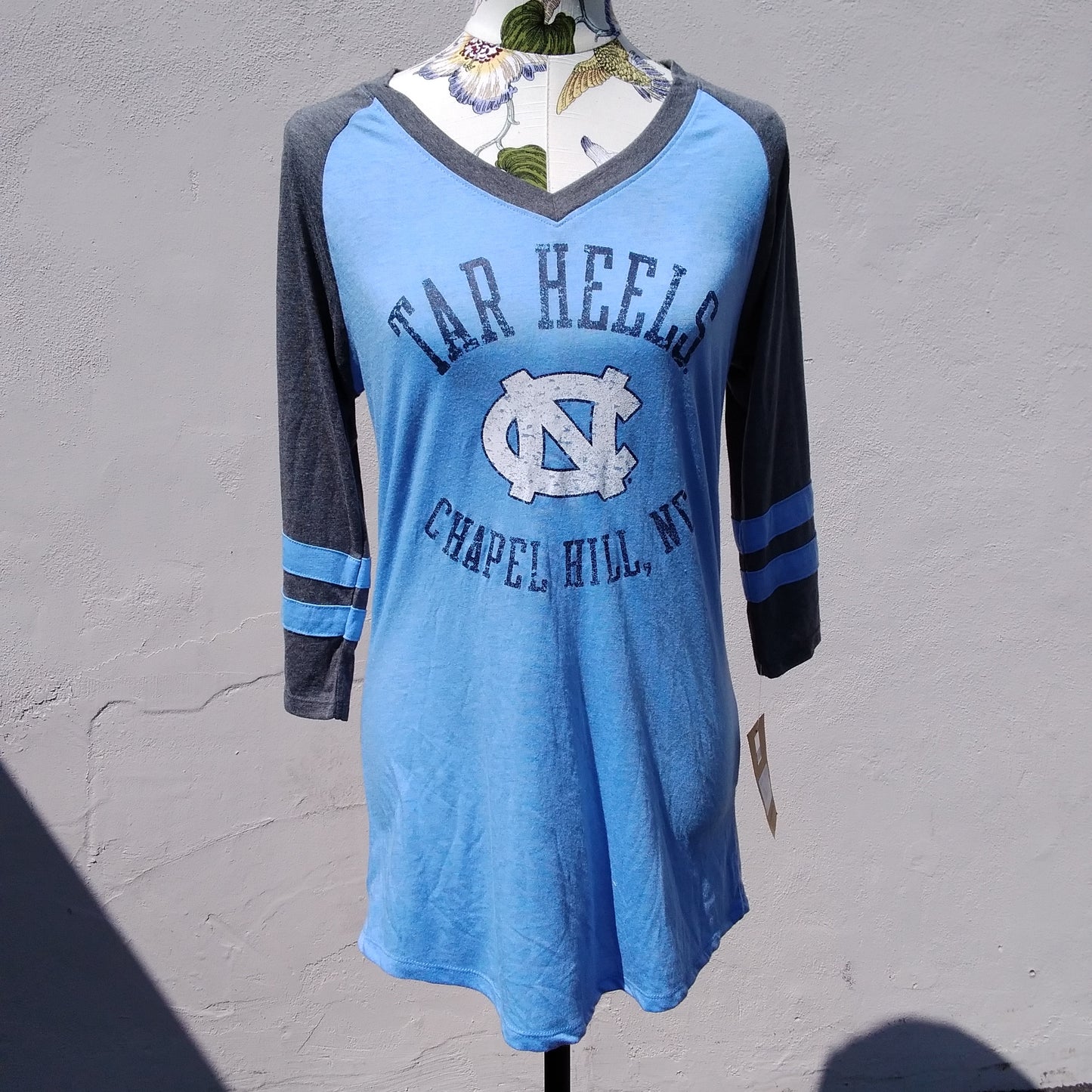 NWT - Rivalry Threads 91 blue UNC 3/4 Sleeve V-Neck Top - M 8/10