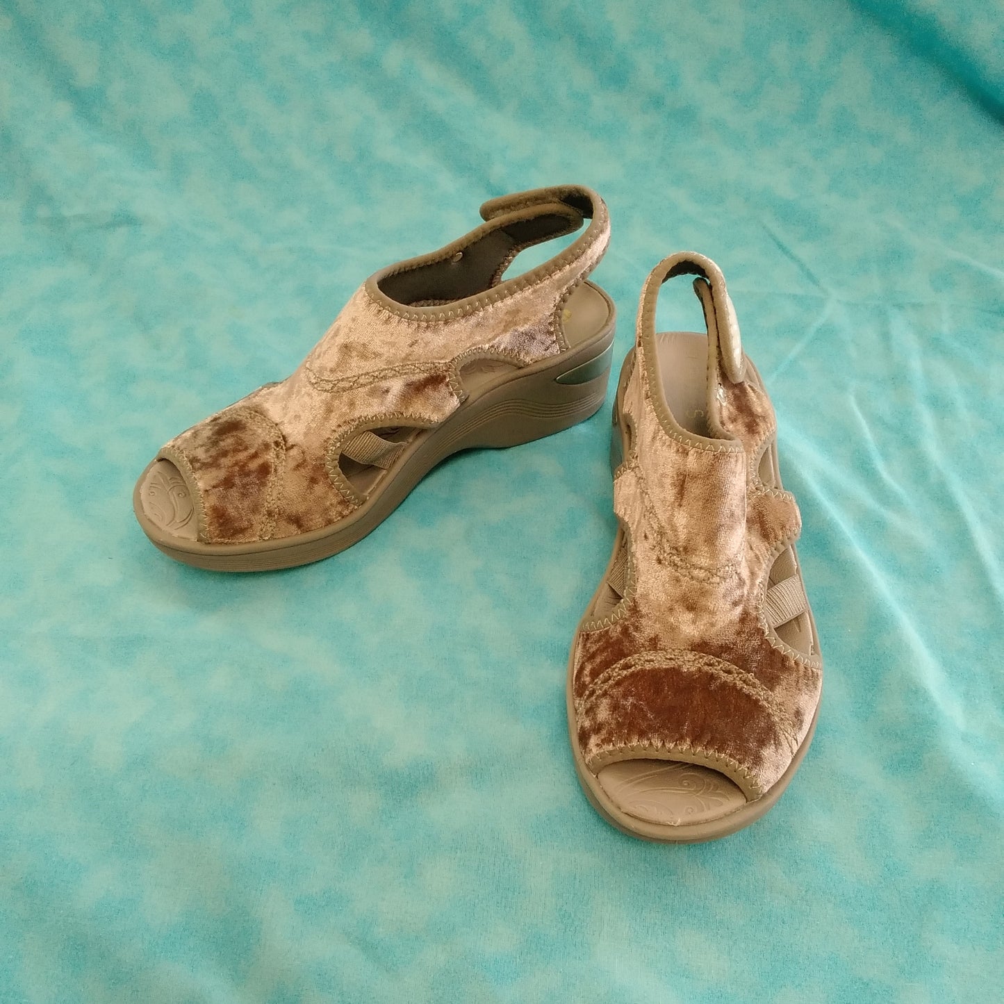 Bzees Drama Wedge Sandals - Size: 7.5