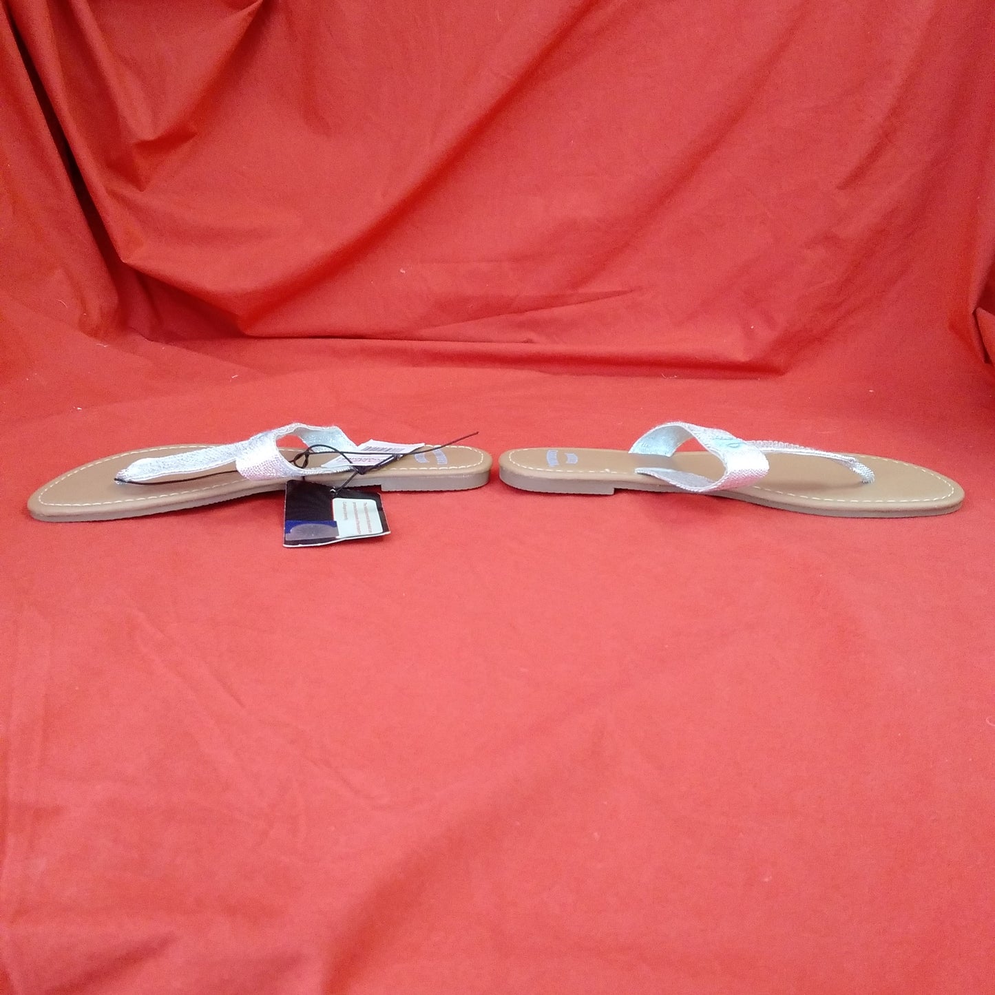 NWT - North Carolina Tar Heels Silver Strap Flip-Flops - Size: 7