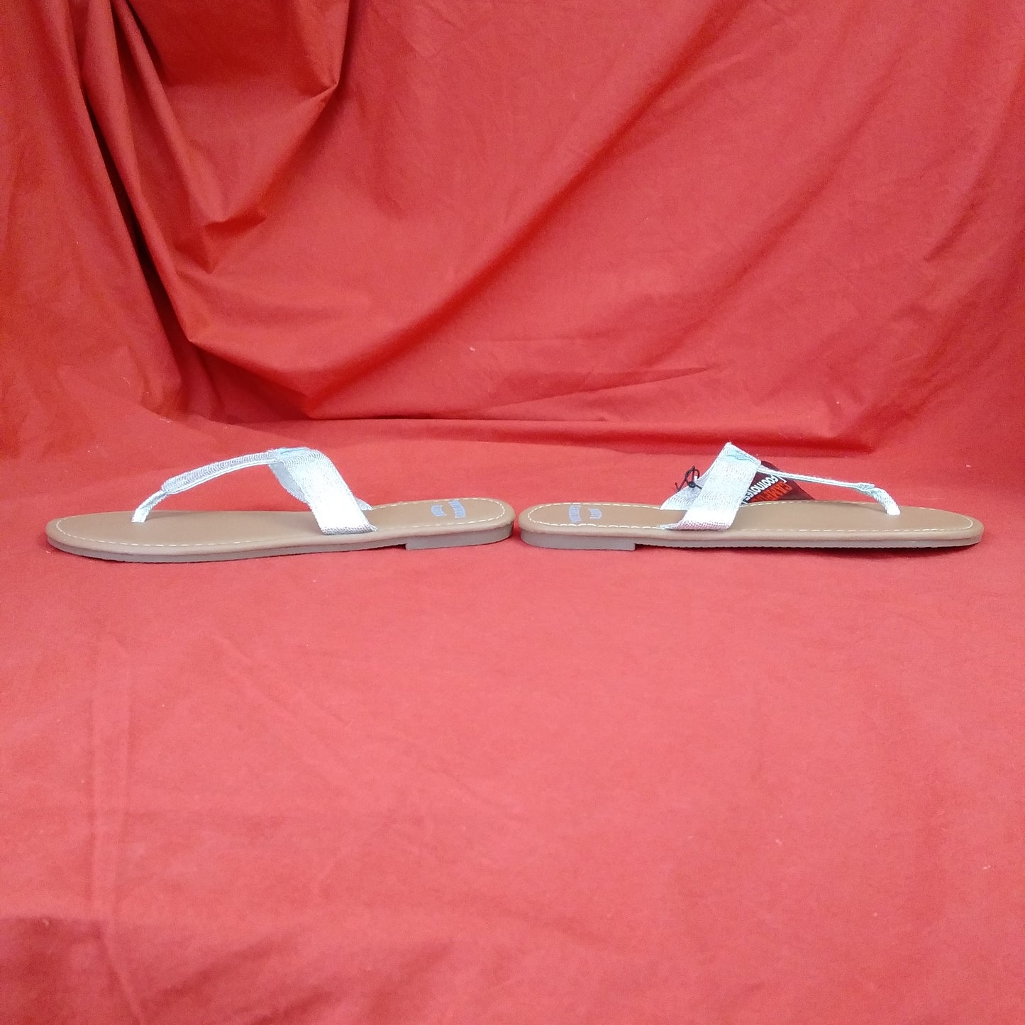 NWT - North Carolina Tar Heels Silver Strap Flip-Flops - Size: 7