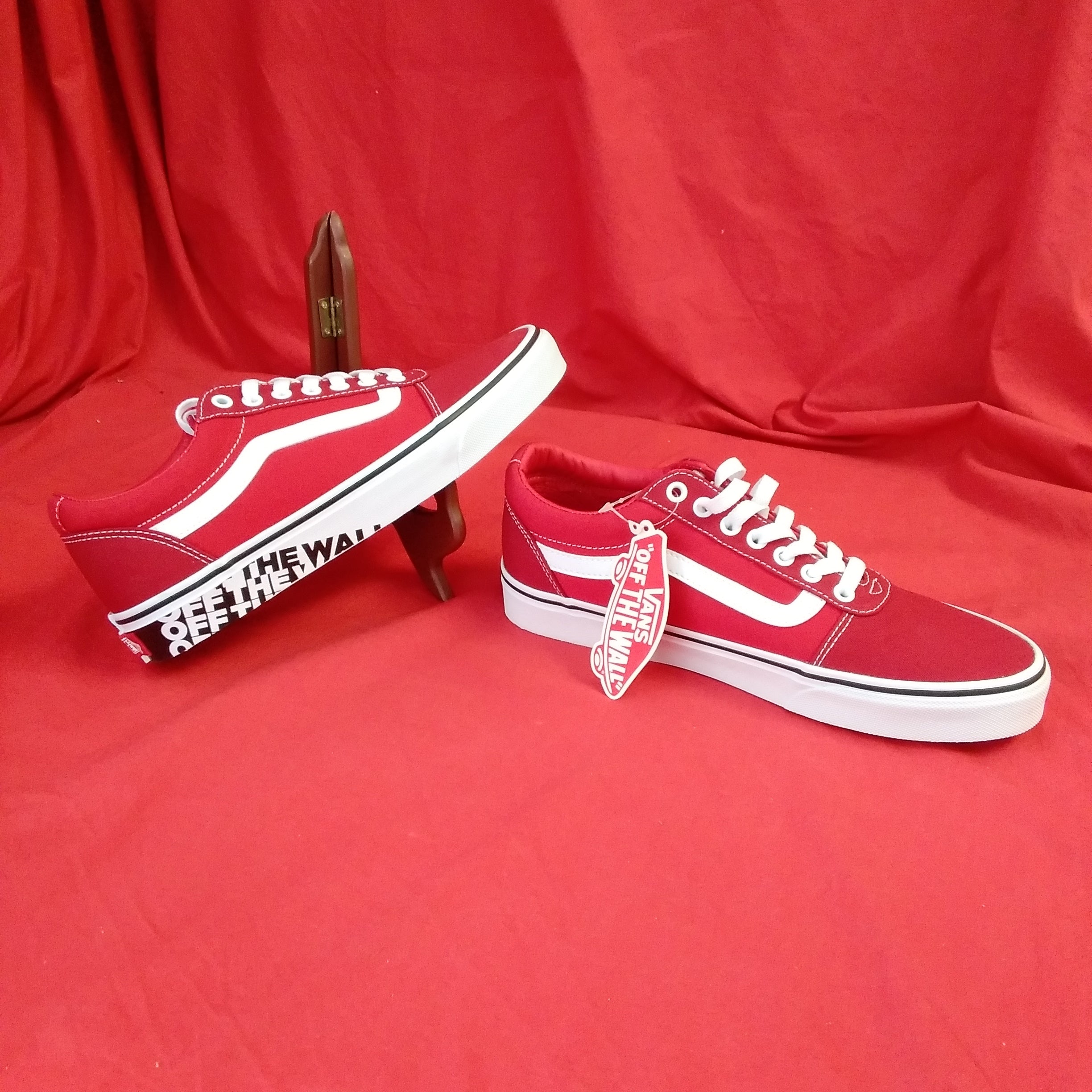 Vans off the hotsell wall shoes red