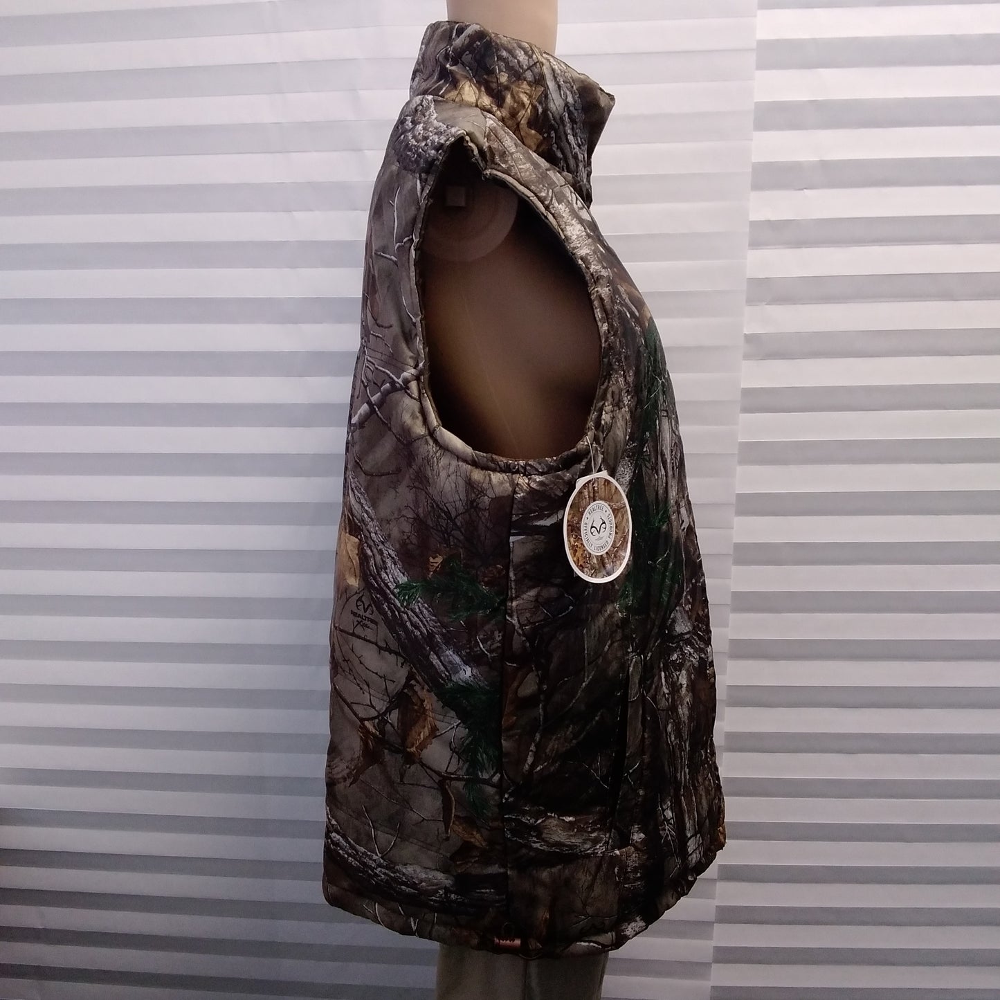 NWT - Realtree bark midnight camo Quilted Reversible Vest - L
