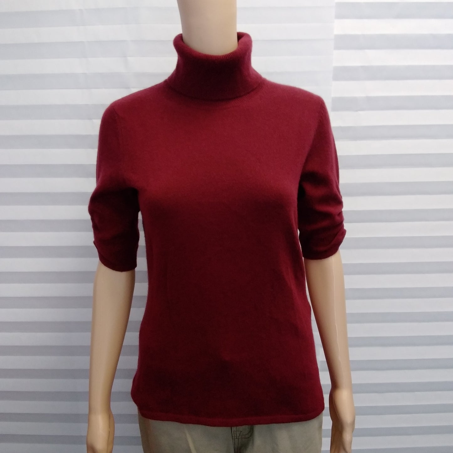 Neiman Marcus Cashmere Collection Plumb Turtle Neck Sweater - Size: M