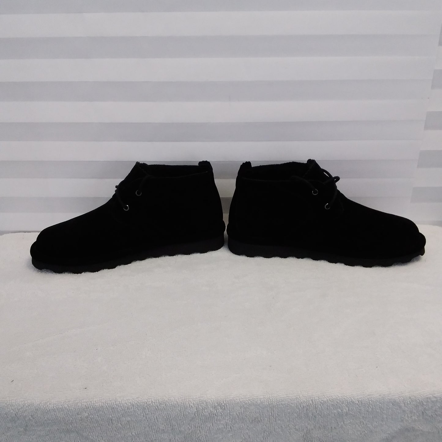 NIB - BEARPAW Women's Black Skye Chukka Boots - Size 10