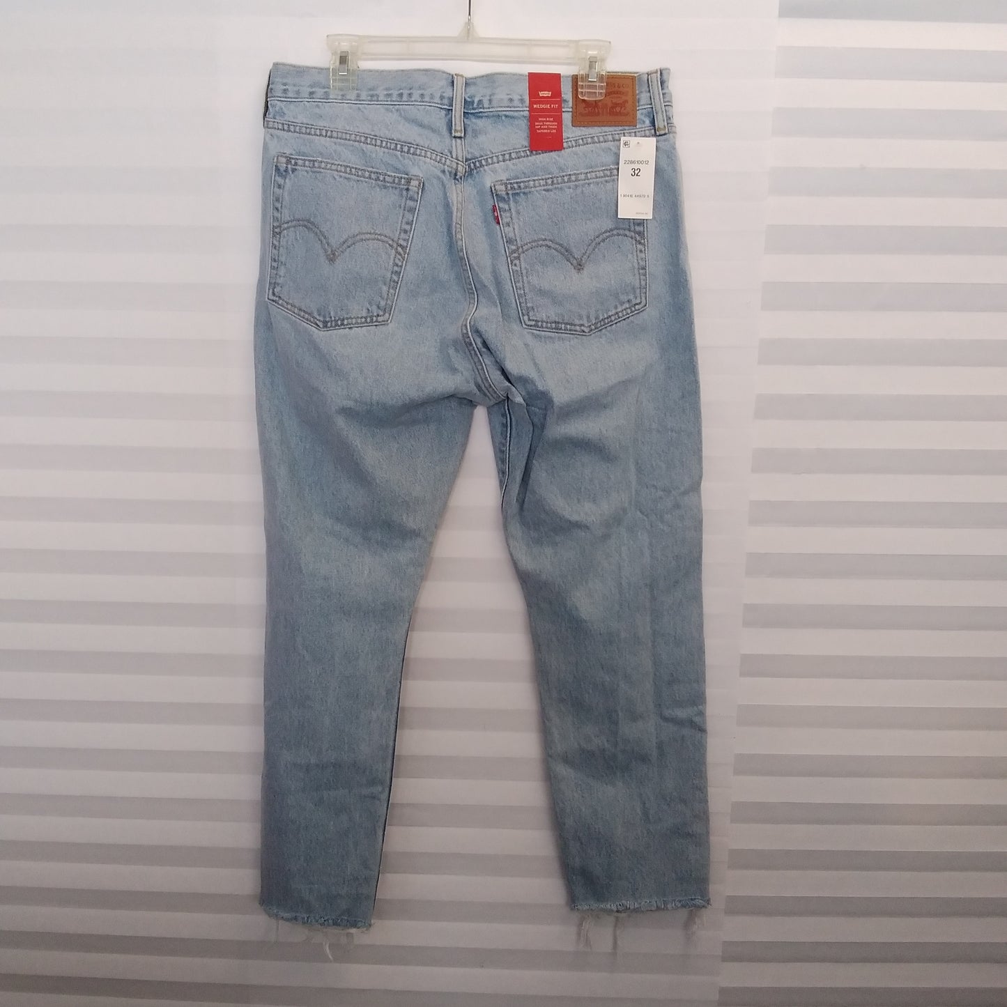 NWT - Levi's Wedgie Fit Distressed High Rise Button Fly Denim Jeans - Size 32