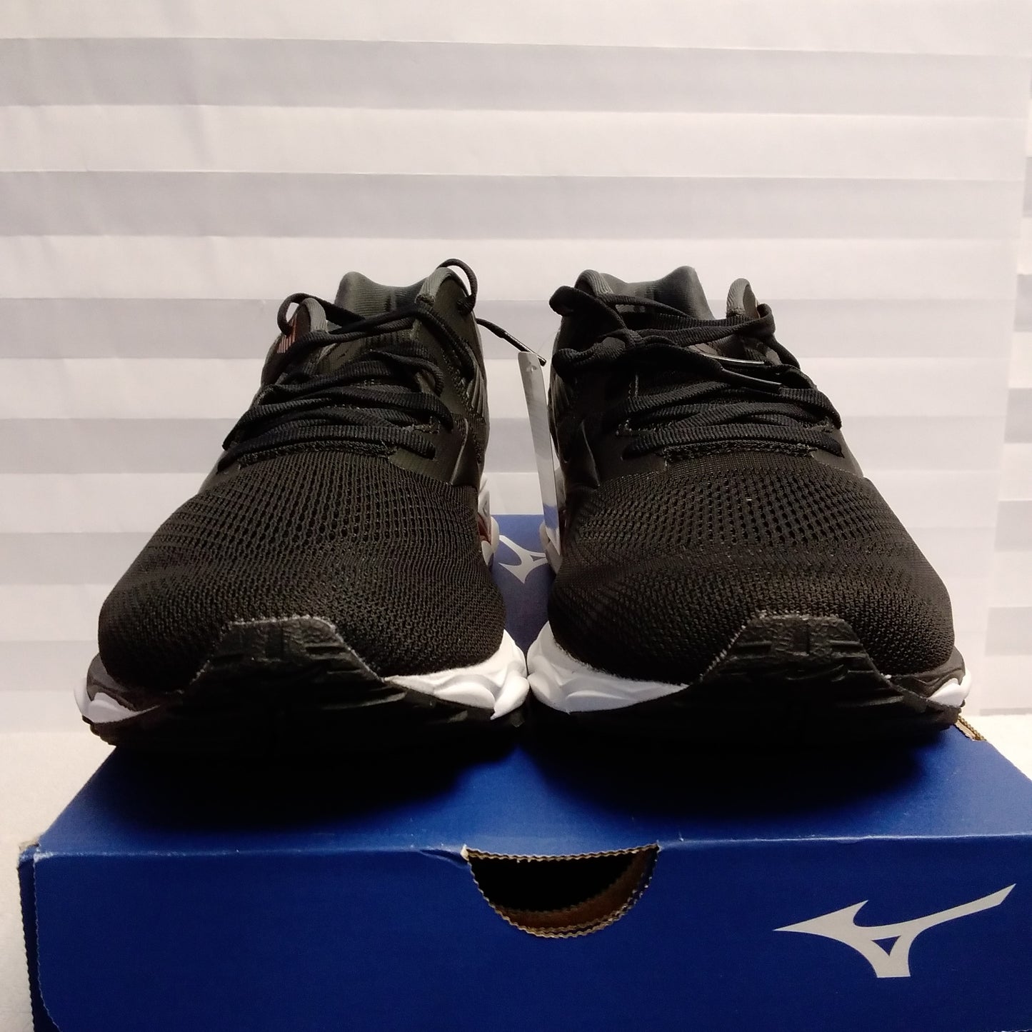 NIB - Mizuno Men's Black/Copper "Wave Inspire 16" Running Shoes - Size: 11.5